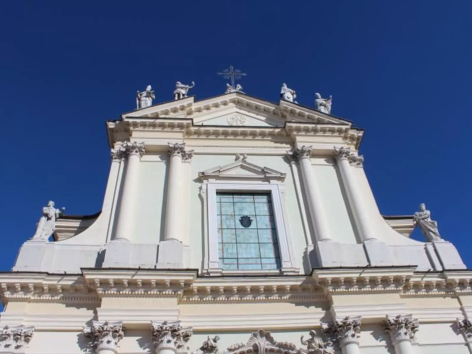 Angenehme Wohnung in Solarolo mit Parkplatz-Buiten