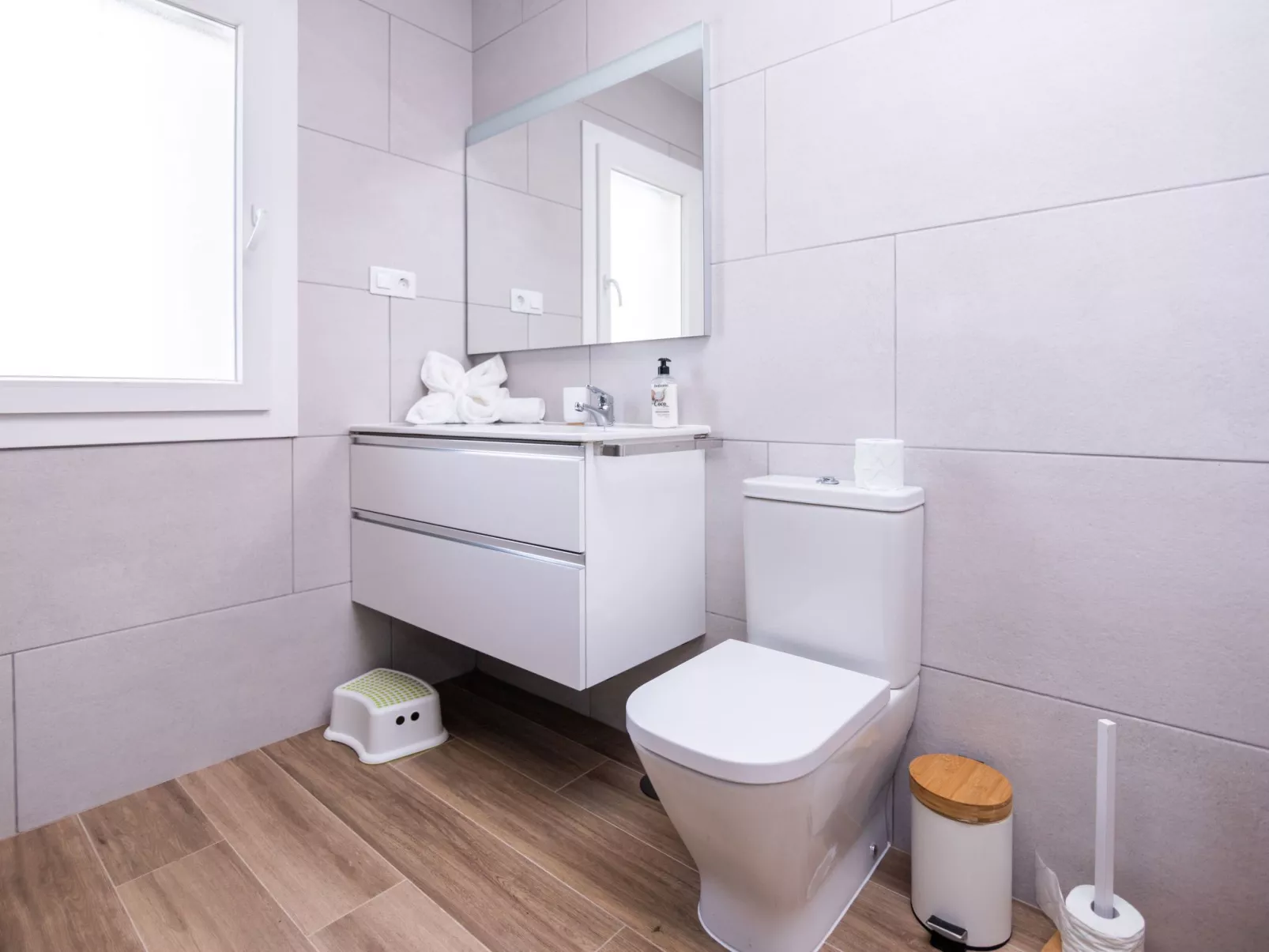 Modernes und helles Ferienhaus direkt am Meer, mit zwei großen Terrassen, Garte-Binnen