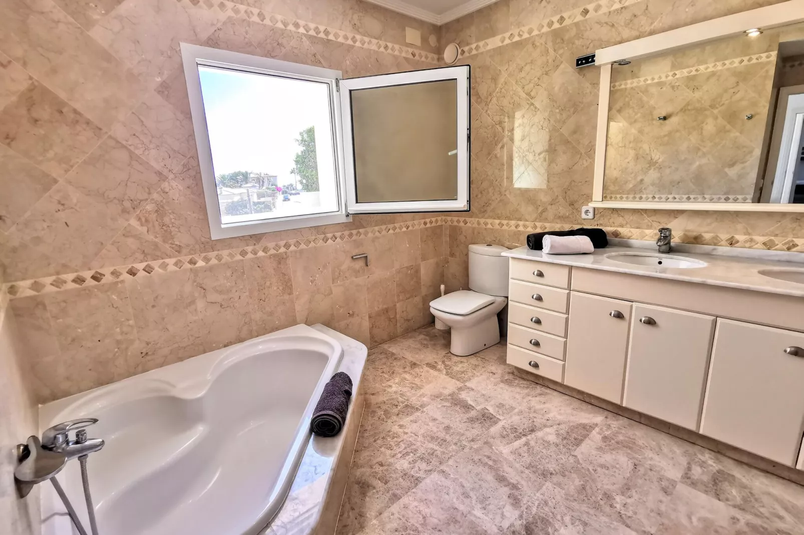 Luxe villa in Javea met panoramisch uitzicht-Badkamer