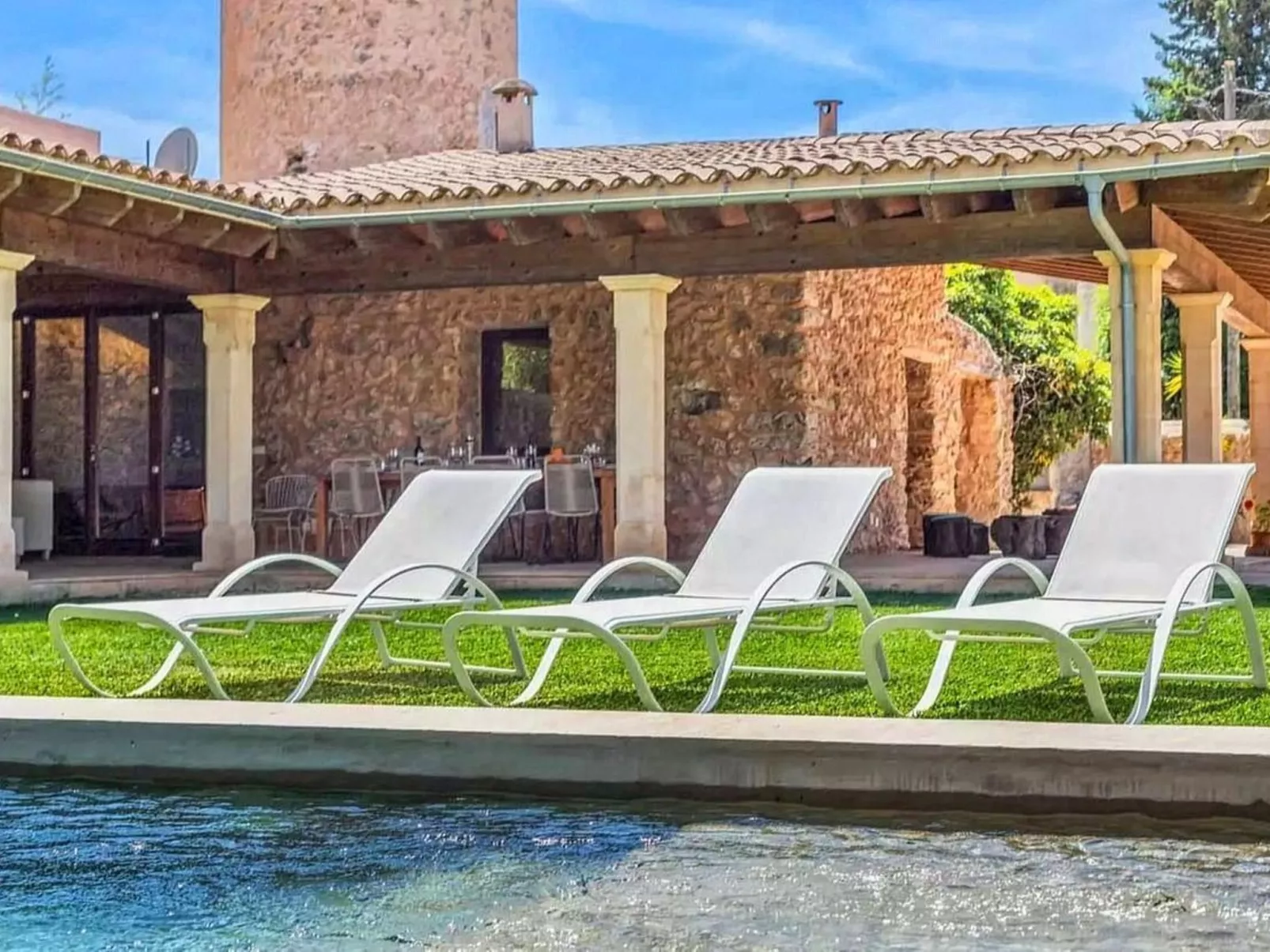 Luxuriöse Villa mit Pool und Klimaanlage für 8 Personen-Buiten