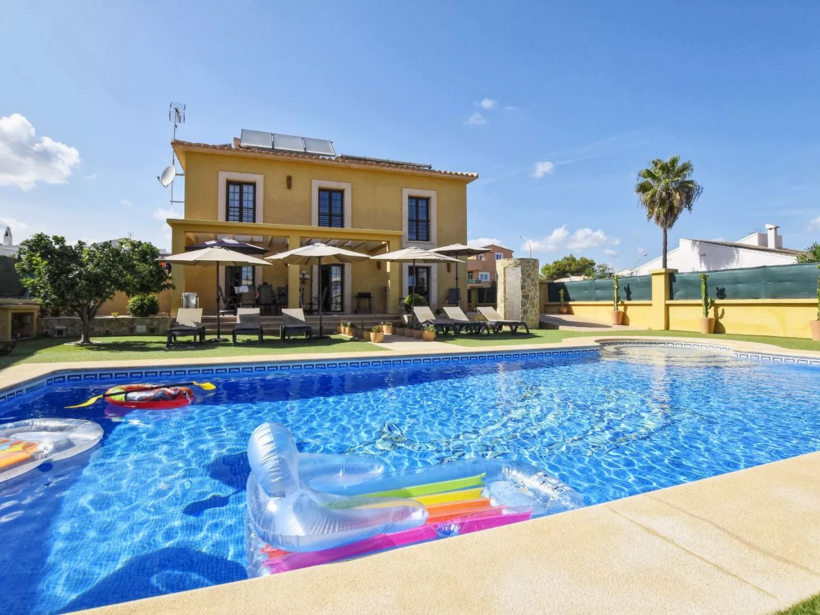 Schöne Villa mit Pool in der Nähe des Strandes-Buiten