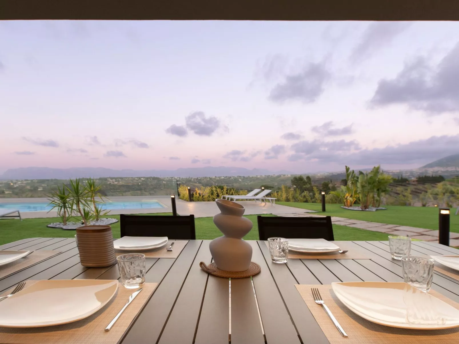 Villa mit Panoramablick auf das Meer, umgeben von der Natur-Buiten