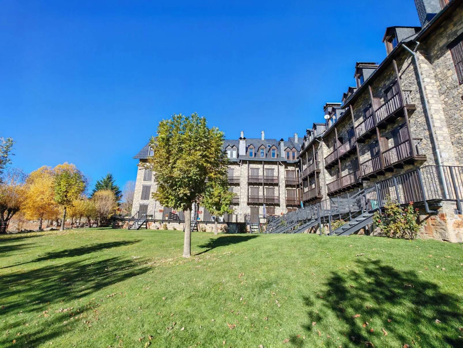 Wohnung Besiberri 3 befindet sich im Erdgeschoss mit Terrasse Vall de Boí-Buiten