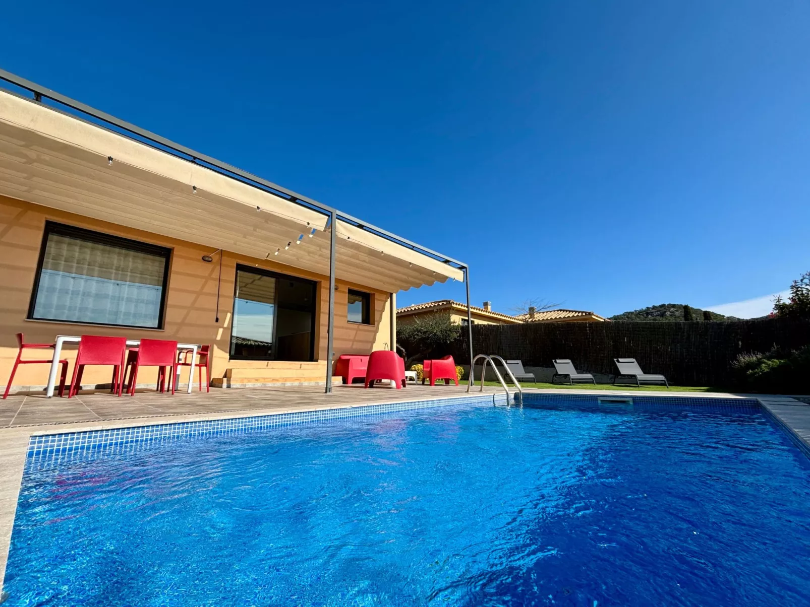 Medes Mar 4 mit Privatem Pool-Buiten