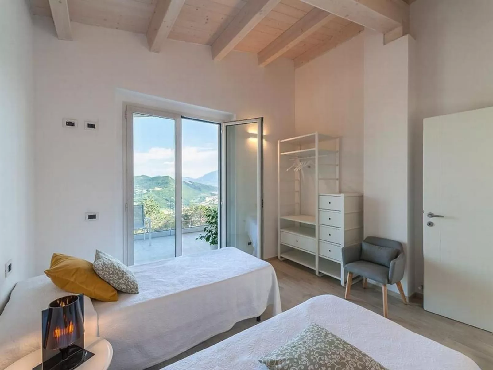 Villa Montefalcone, Außen- und Innenpool-Binnen