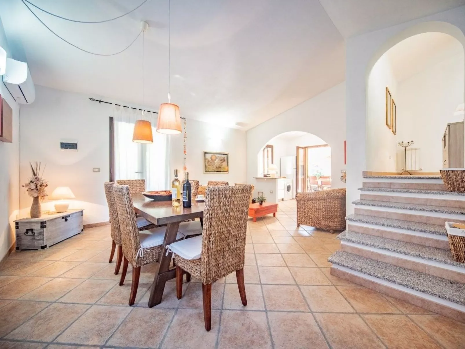 Schöne moderne Villa in privater Lage, umgeben von üppiger Natur-Binnen