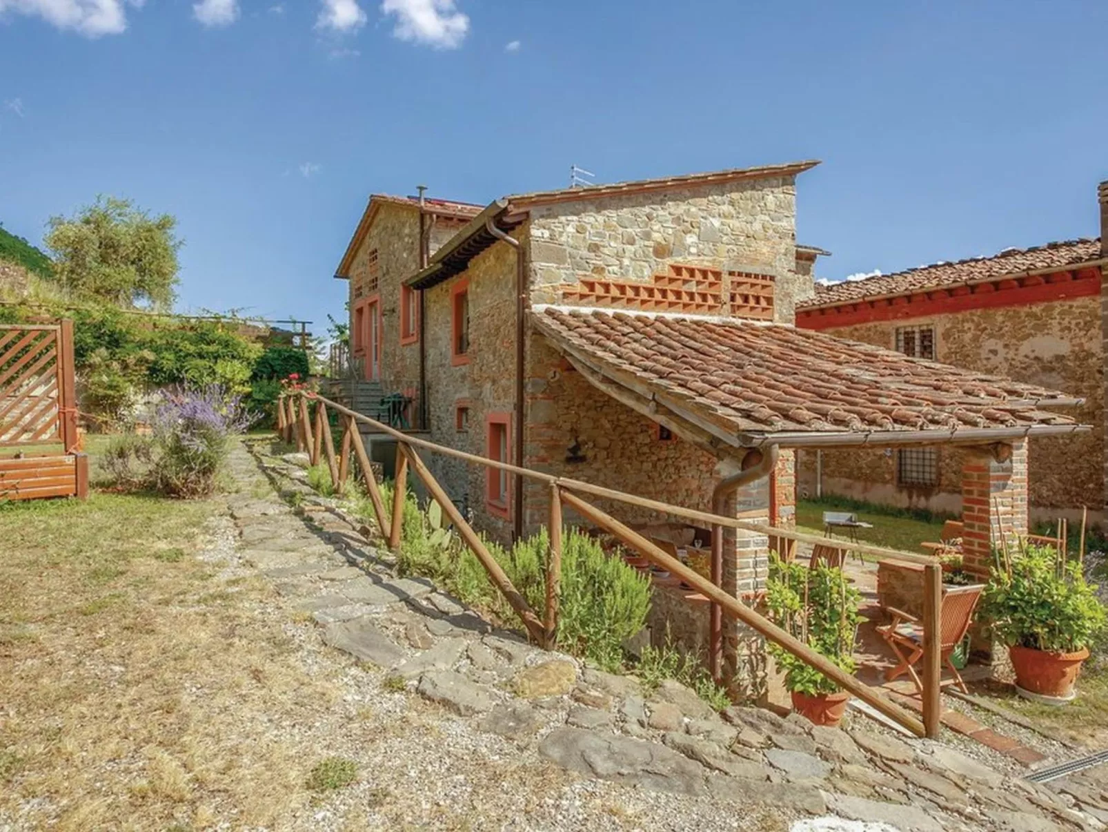 Haus mit Garten, Terrasse, in den Hügeln von Lucca-Buiten