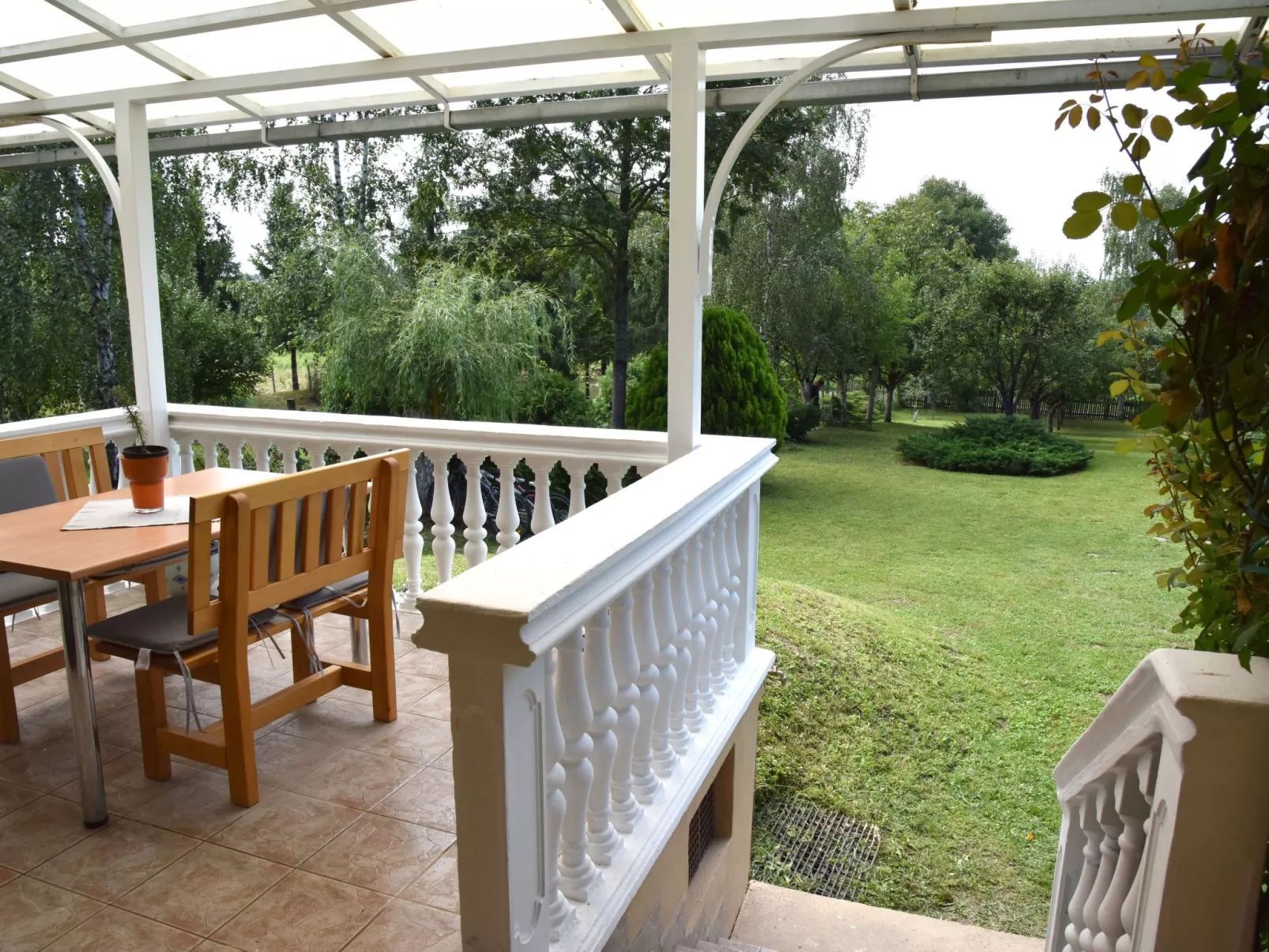 Hütte mit Garten, Grill und Terrasse-Buiten