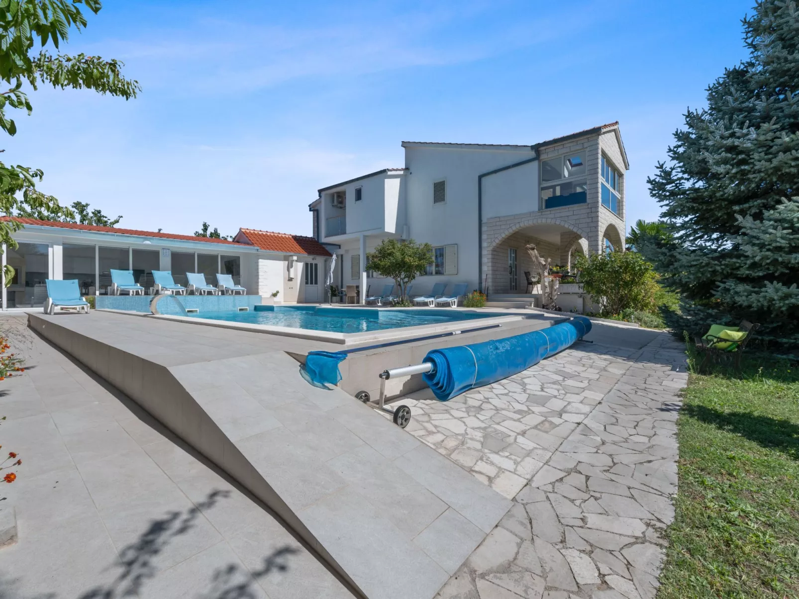 Villa Almas mit Schwimmbad, Fitnessraum, Tennisplatz-Buiten