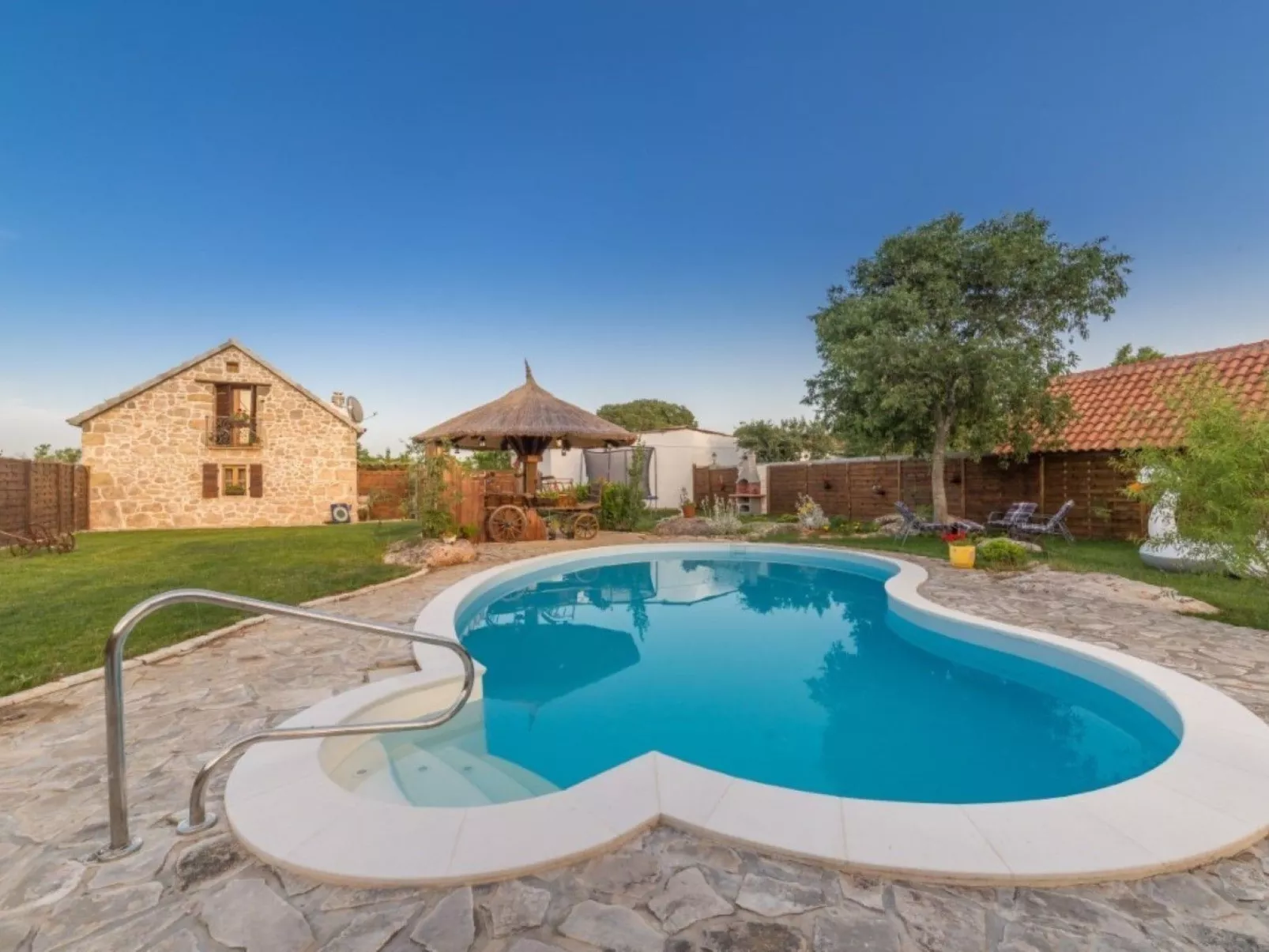 Charmante Ferienvilla Krka-Buiten