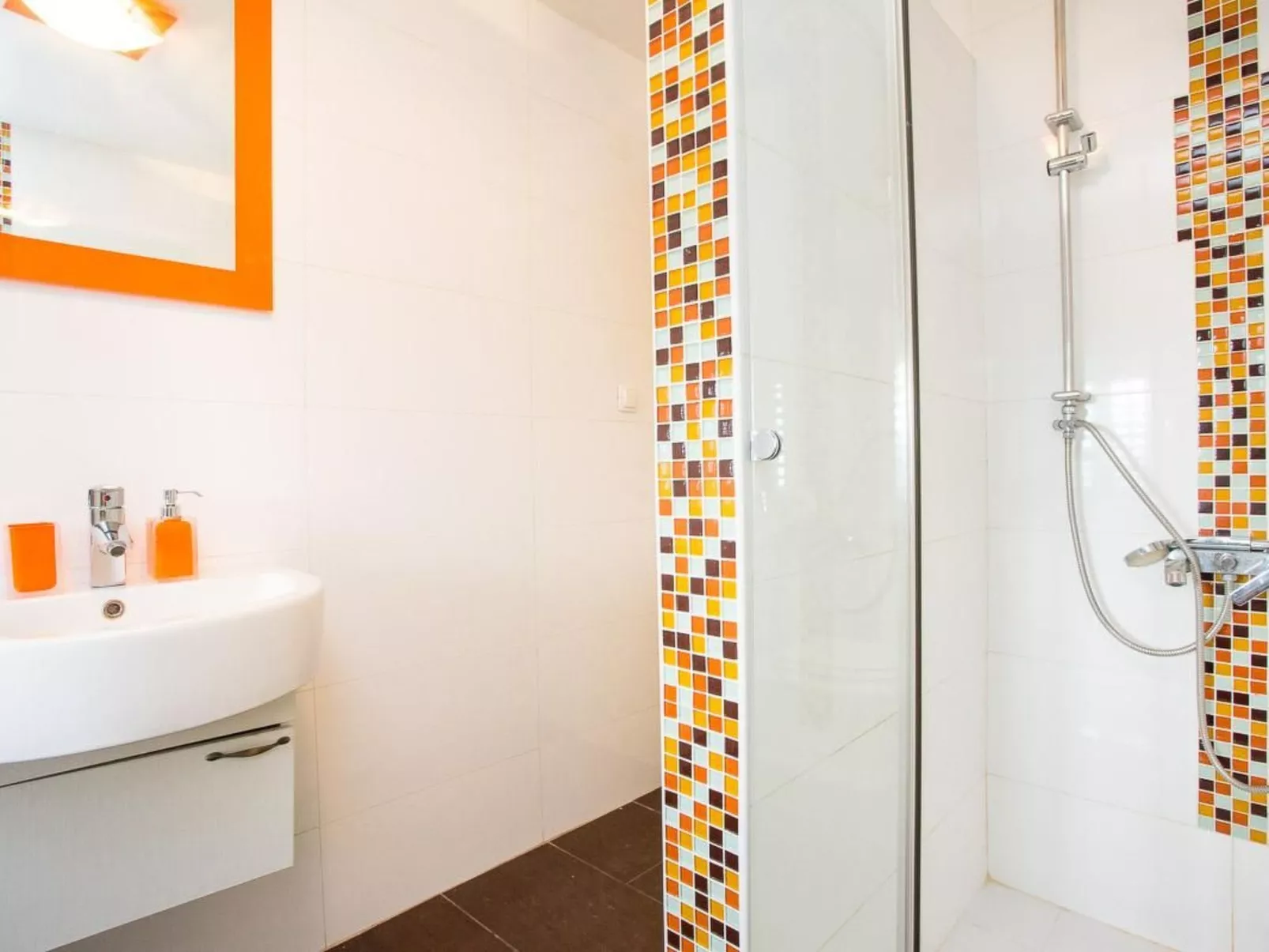 Haus mit modernem Interieur und einer alten Taverne - Binnen