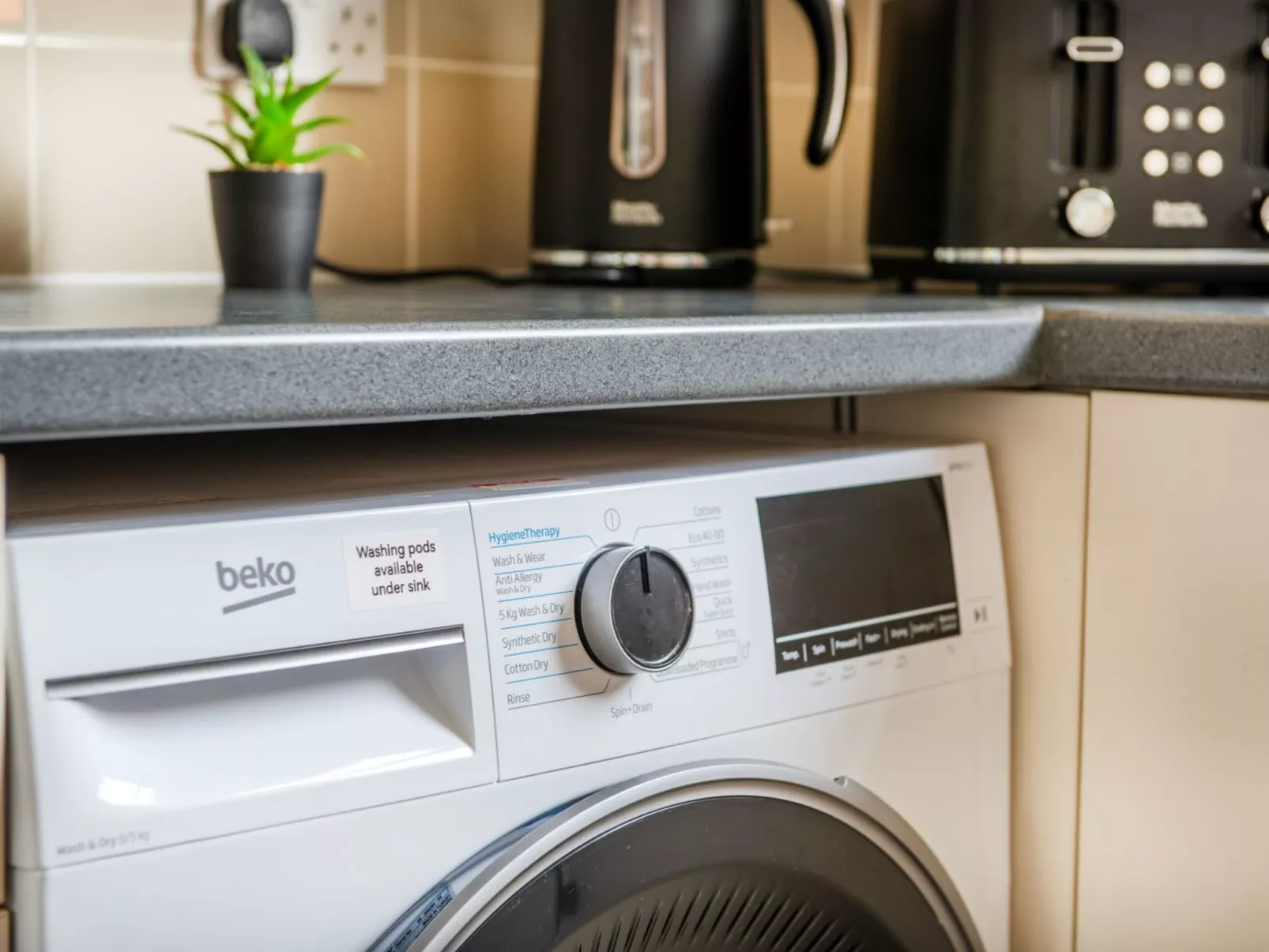 "3-Bett-Haus mit Parkplatz und Büro"-Image-tags.info