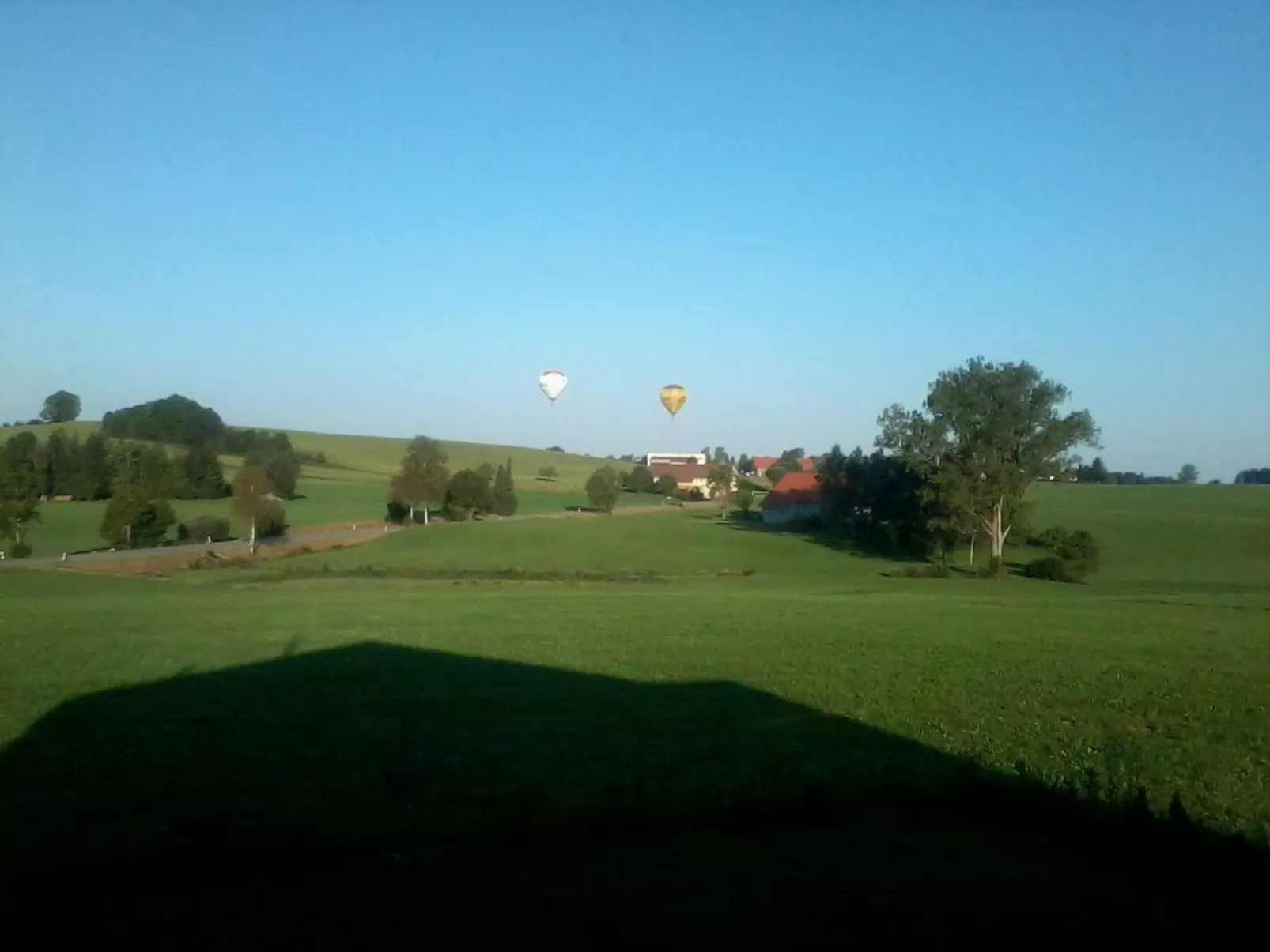 Wohnung mit großer Gartenterrasse und Ausblick-Buiten