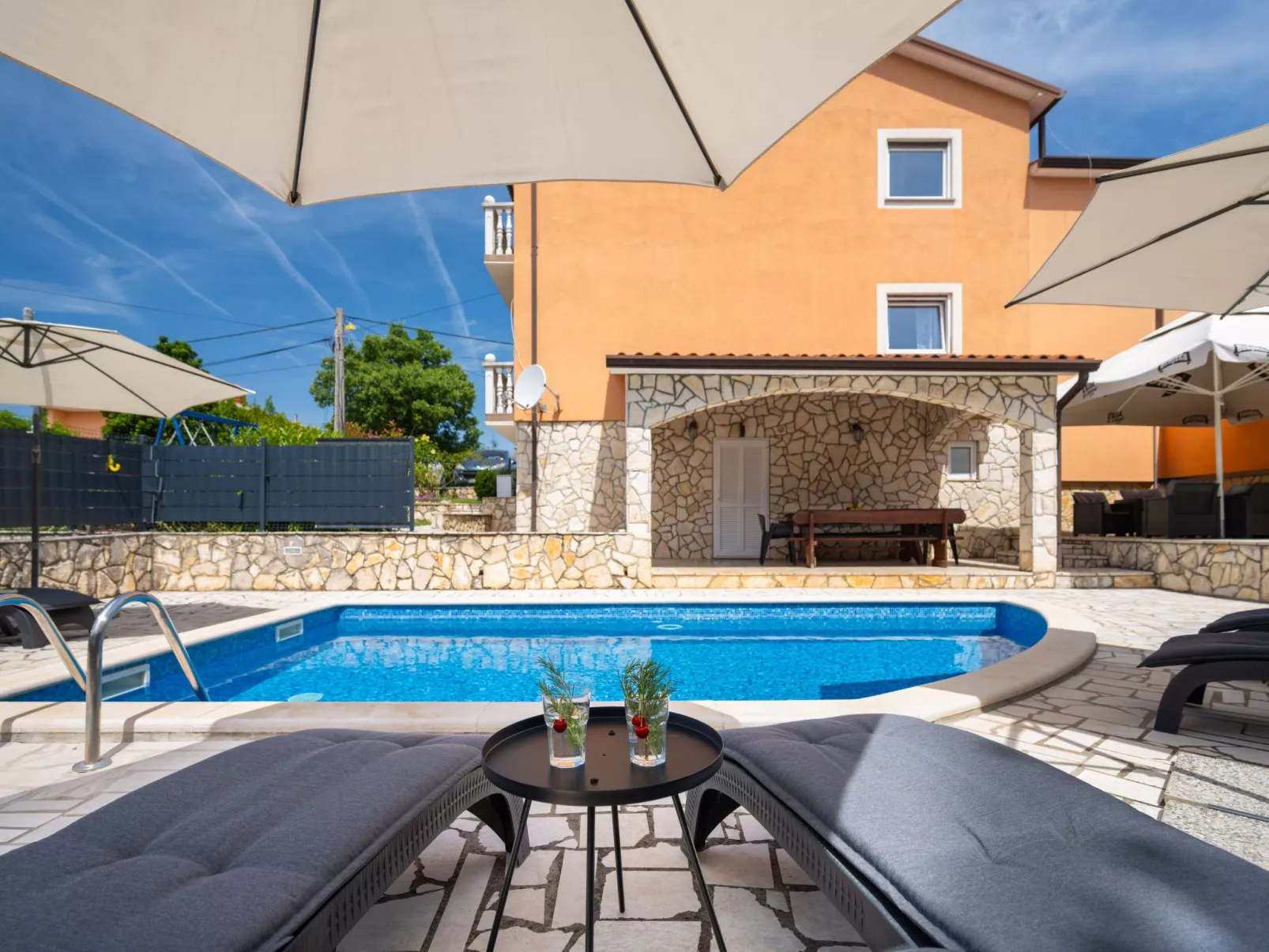 Villa Fortuna für bis zu 9 Personen und mit beheiztem Aussenpool