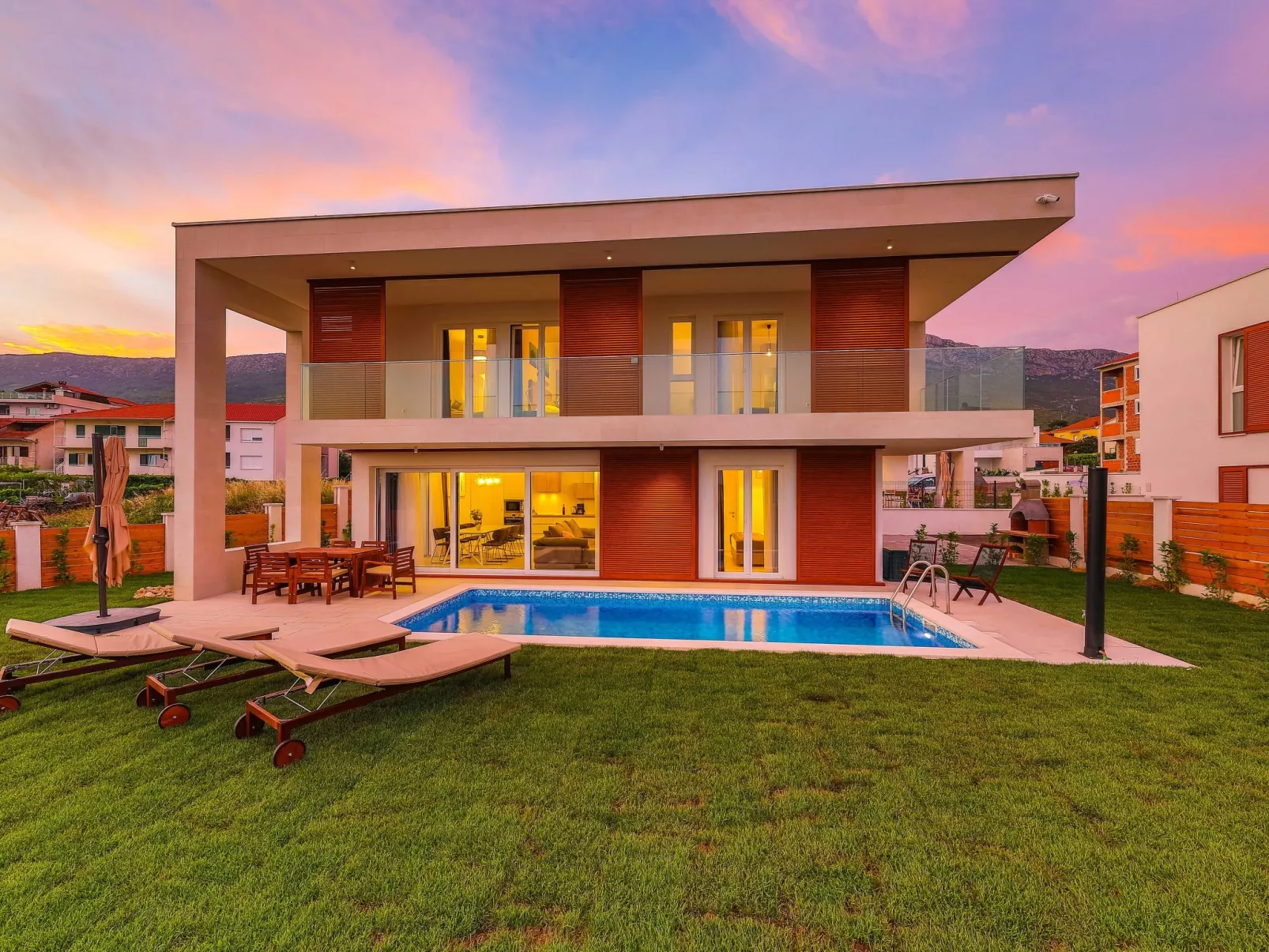 Modern eingerichtete Villa Ingrid mit beheiztem Pool