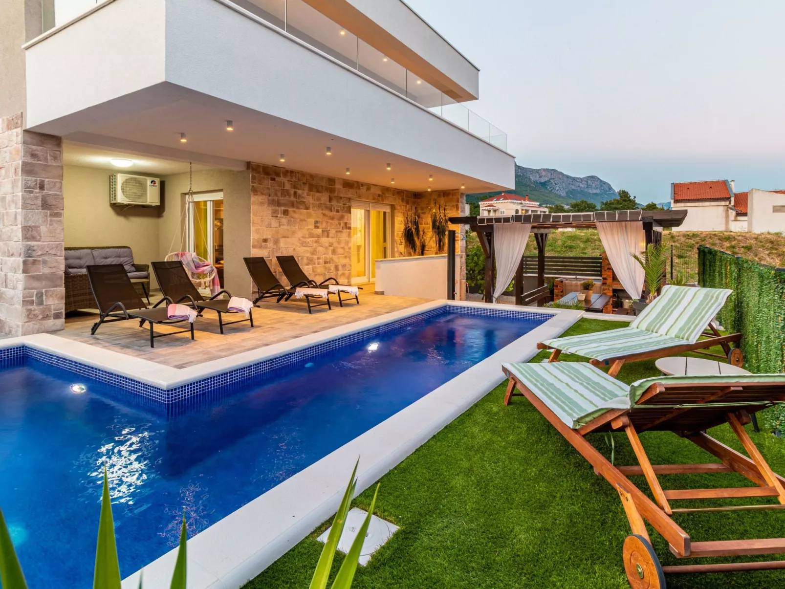 Villa Olea- Pool, Grill, Nähe Flughafen Split-Binnen