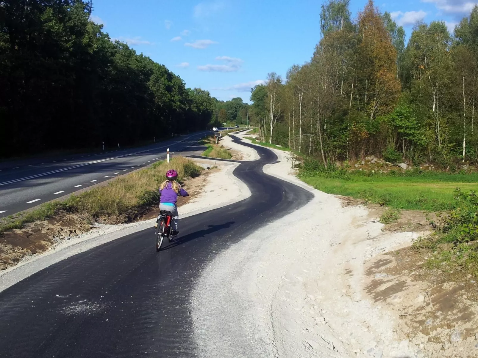 Modernes Haus mit hellem Dekor, mit Blick auf den See-Buiten