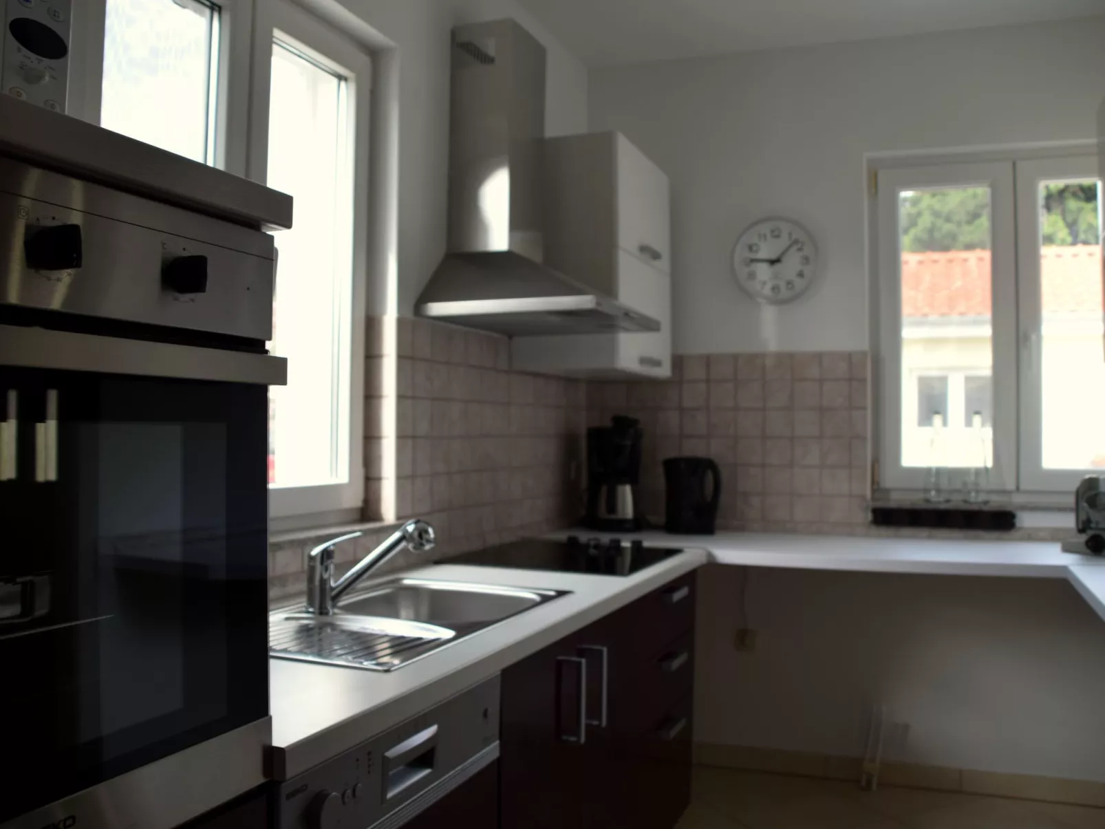 Modernes Ferienhaus in Dobropoljana mit Terrasse, Garten und Grill-Binnen