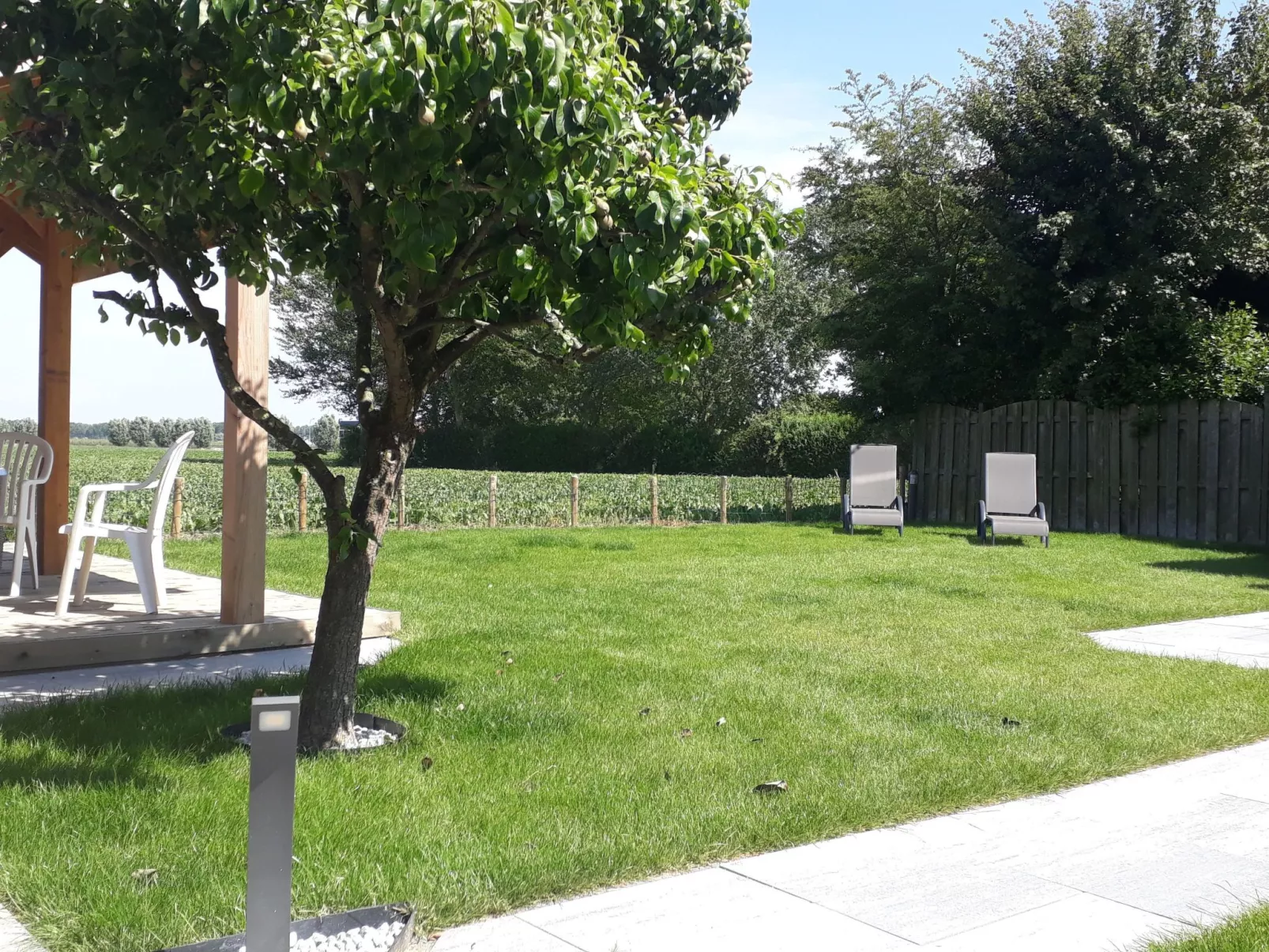 Mit privatem Garten und Terrasse-Buiten