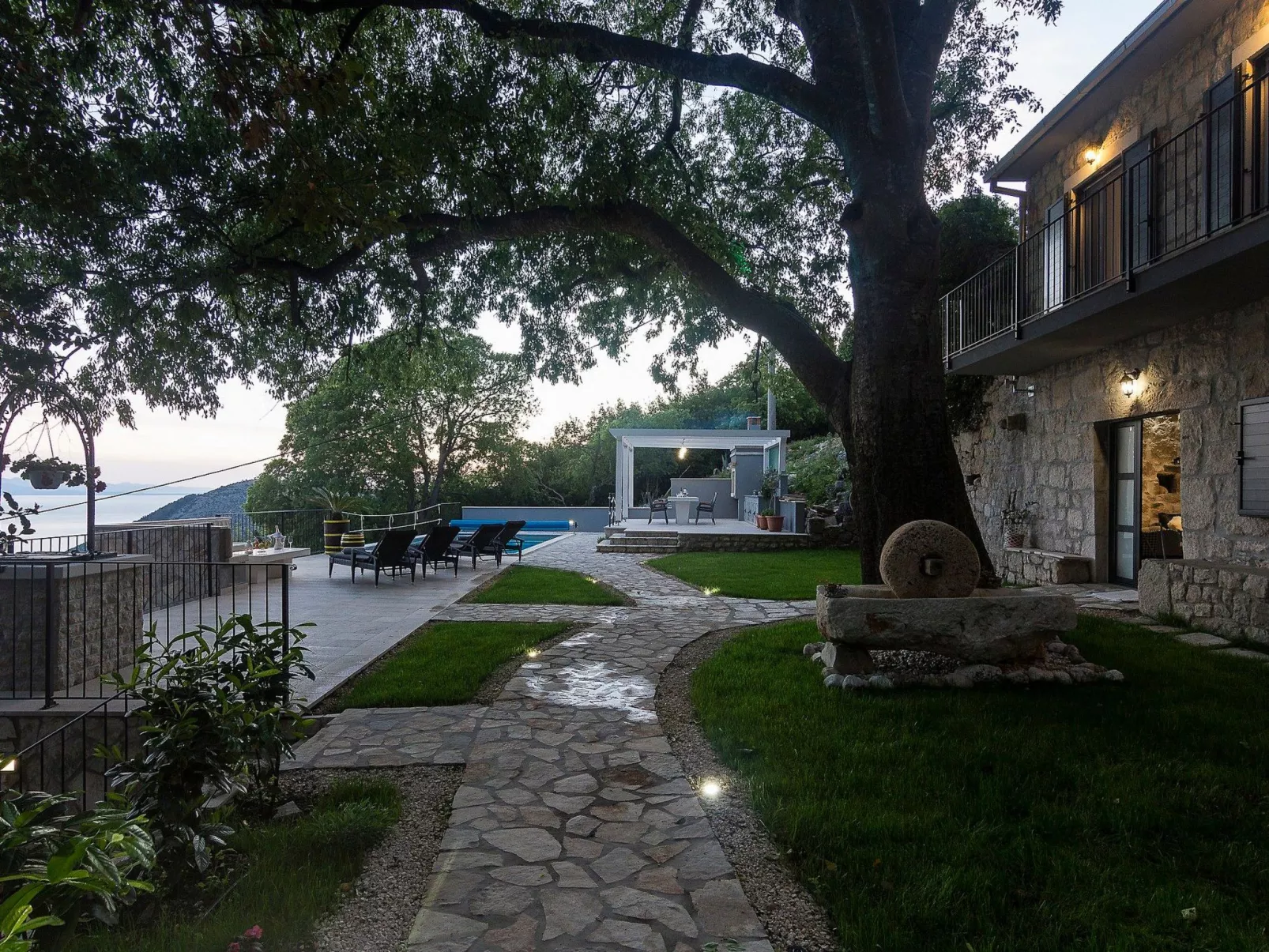 Schönes Steinhaus mit beheiztem Pool, Terrasse m-Buiten