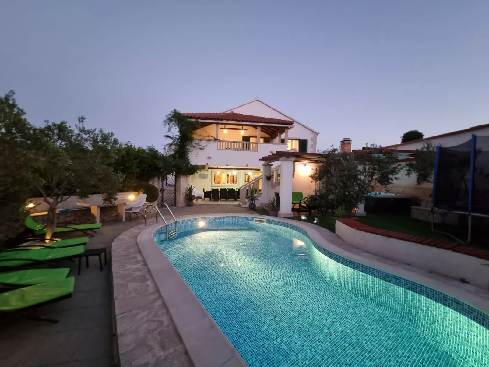 Komfortables Haus in Selca mit privatem Parkplatz-Buiten