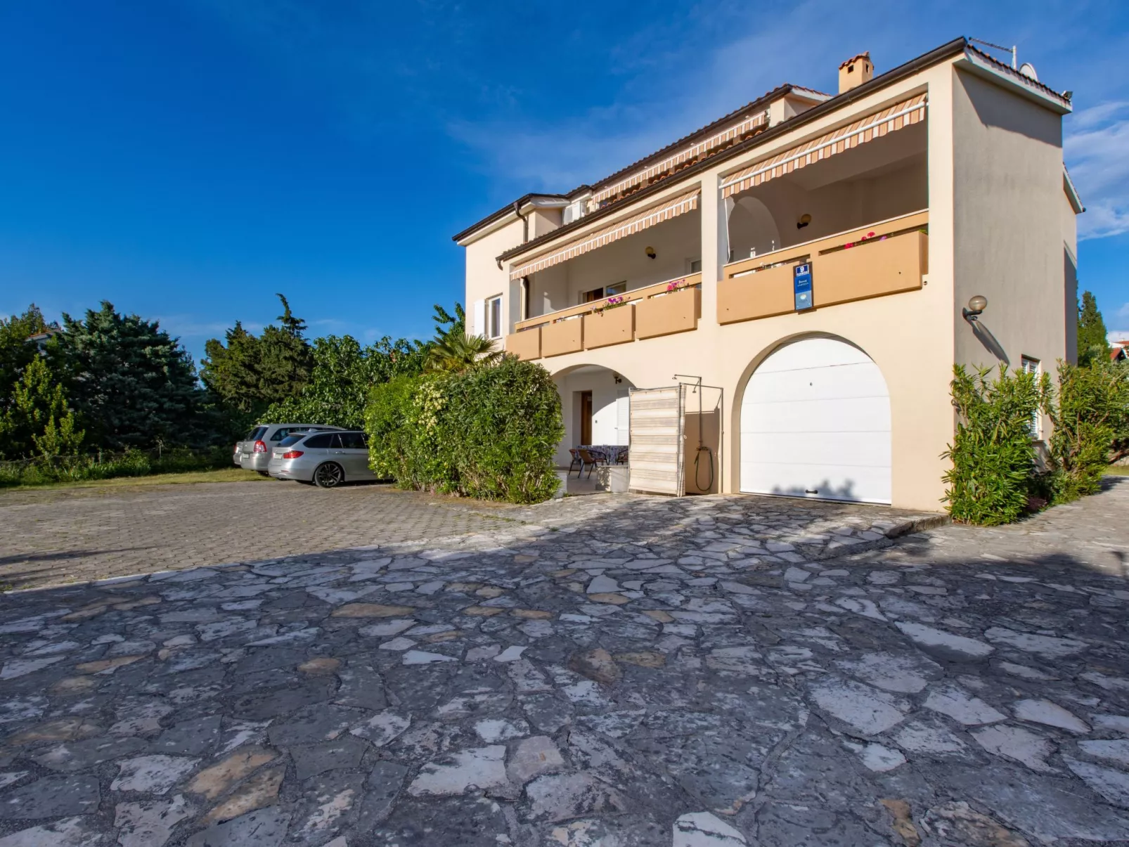 Schöne Wohnung "Apartman Mira 2"-Buiten