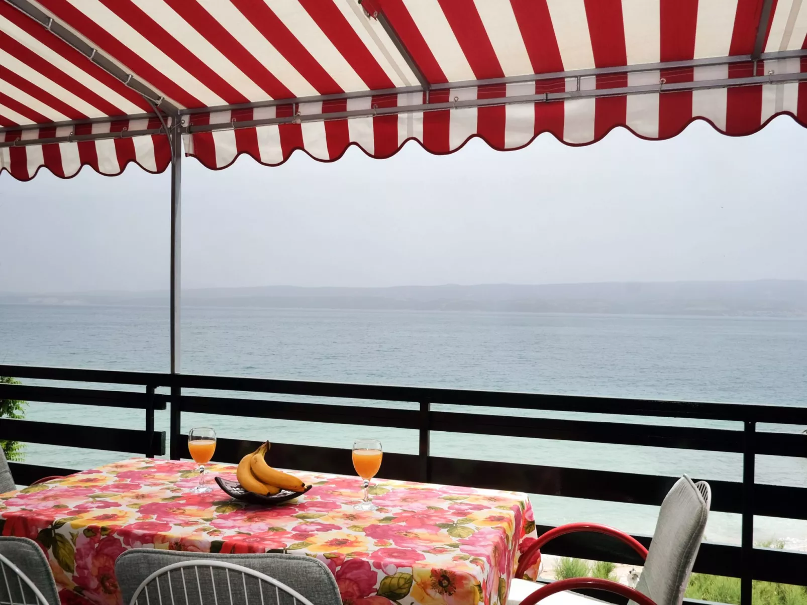 Große Ferienwohnung in Duće mit Privatem Balkon und Meerblick-Buiten