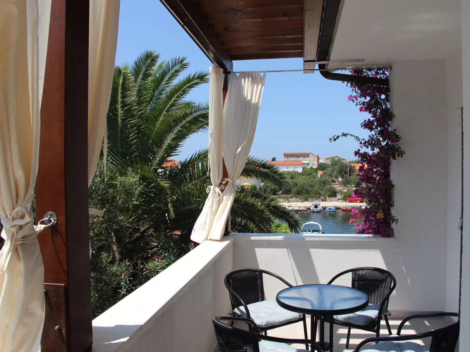 Wohnung "Ivka 1" mit Blick auf das Wasser-Buiten