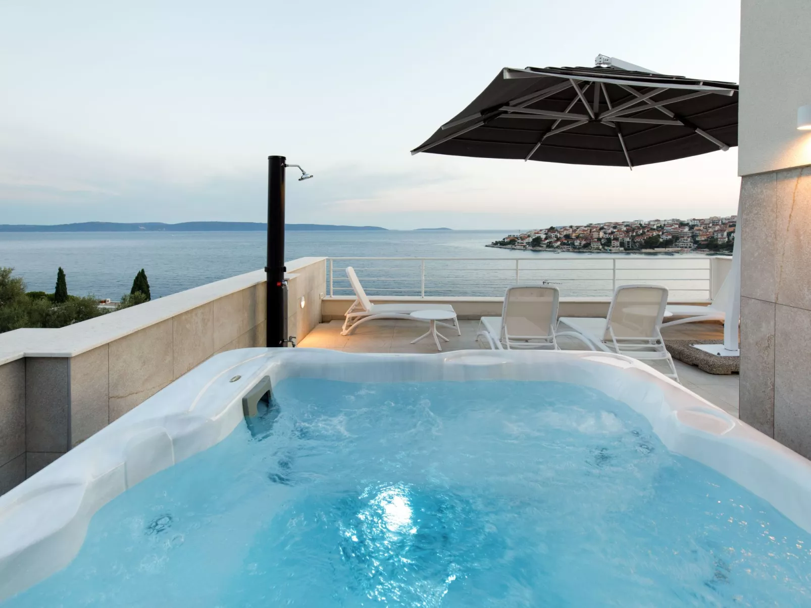 "Villa Anadea" mit Whirlpool-Buiten