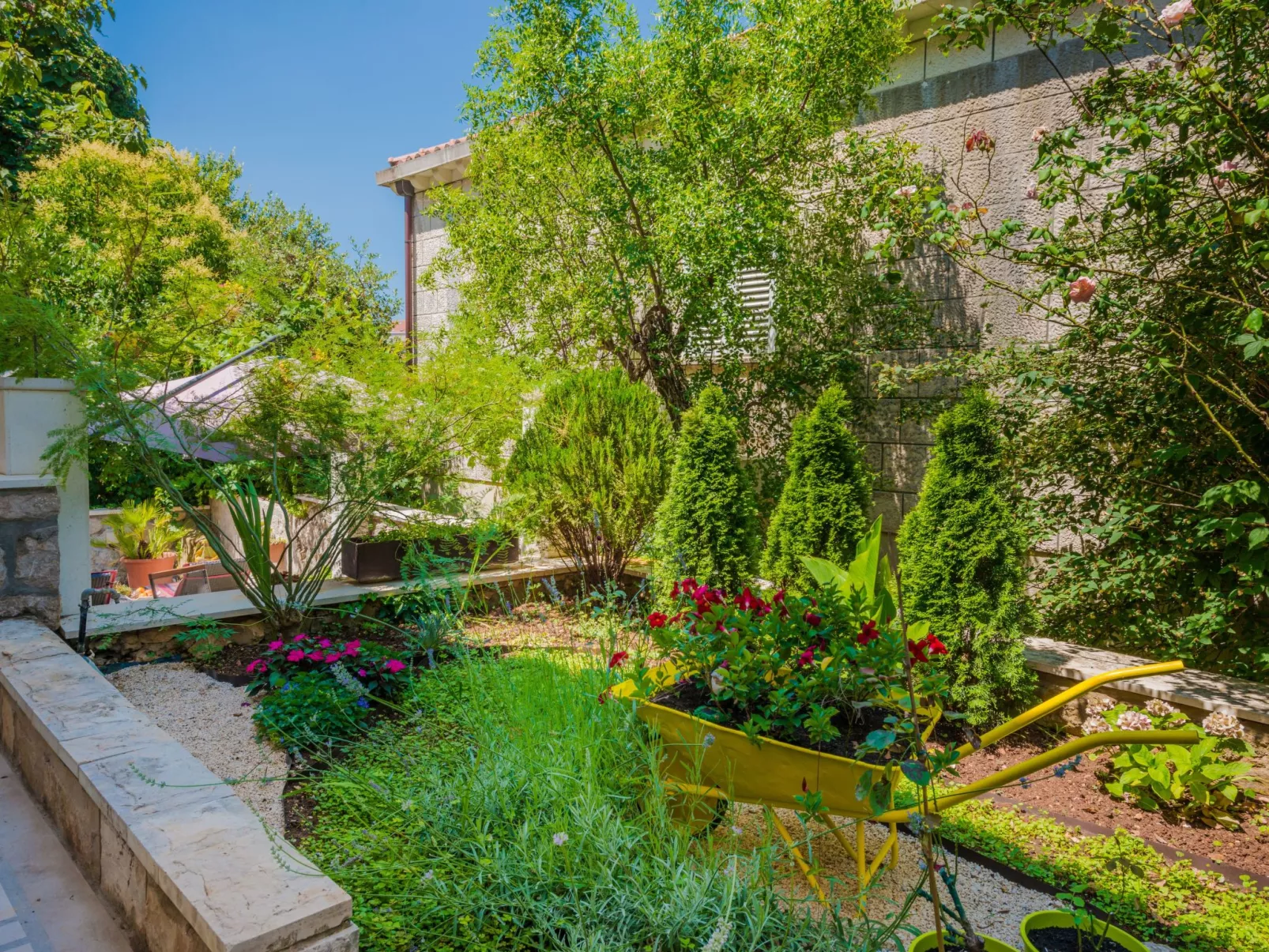 Ivona mit Terrasse und Außendusche-Buiten