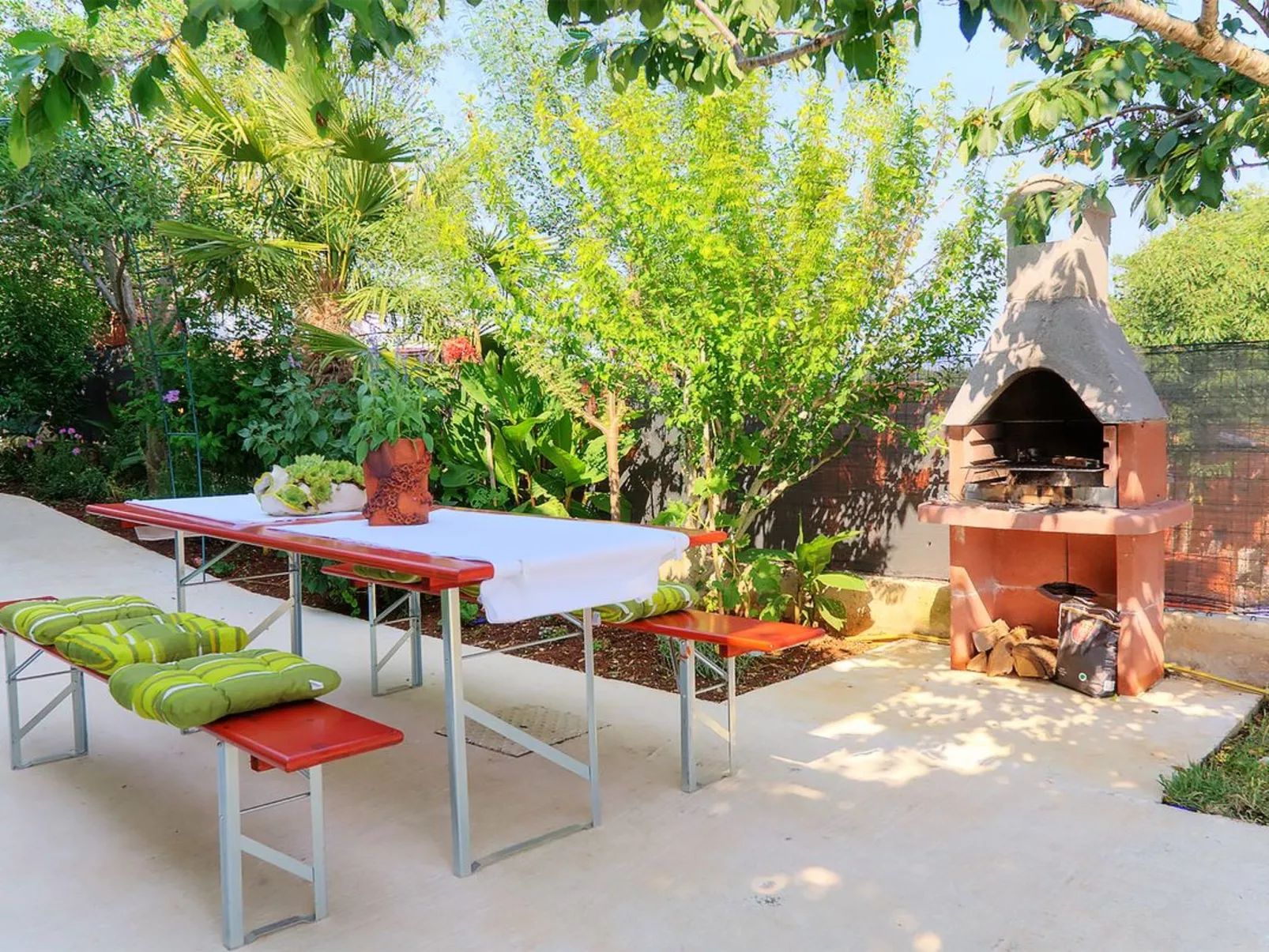 Erdgeschoss mit Schwimmbad-Buiten