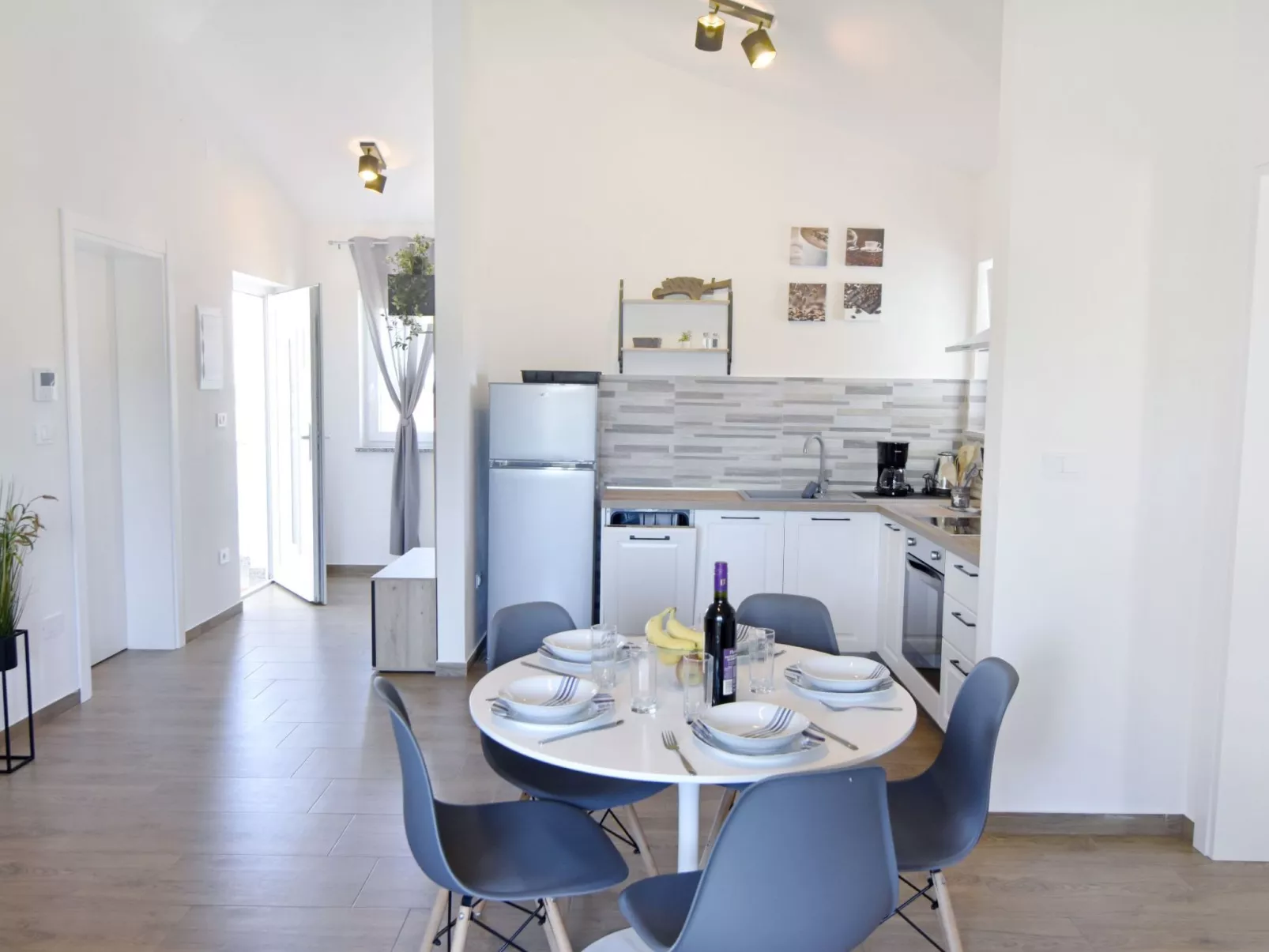 Apartment 2 in einer neuen Villa mit Pool in ruhiger Lage-Binnen