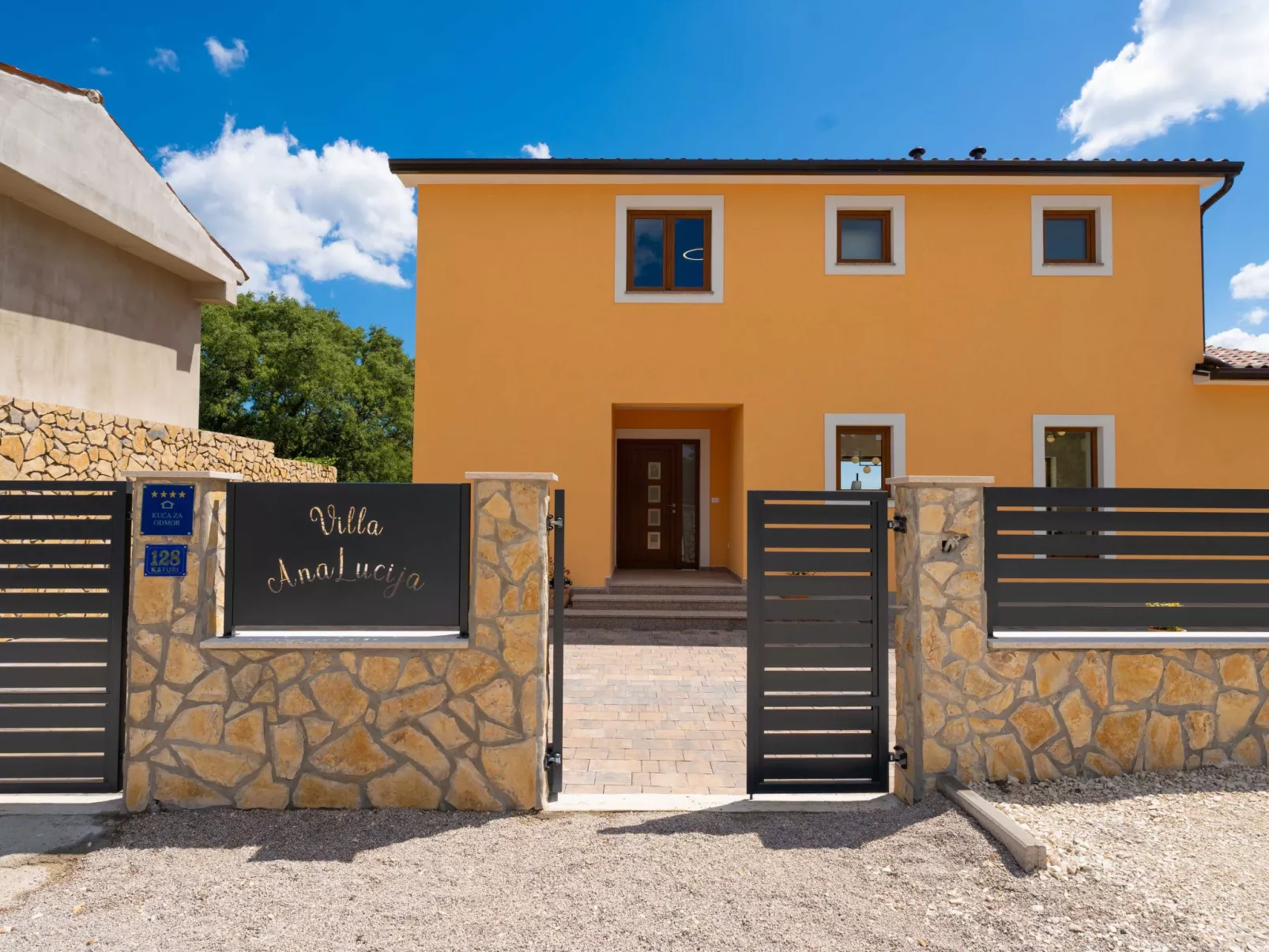 Luxuriöse Ferienvilla mit atemberaubender Aussicht-Buiten