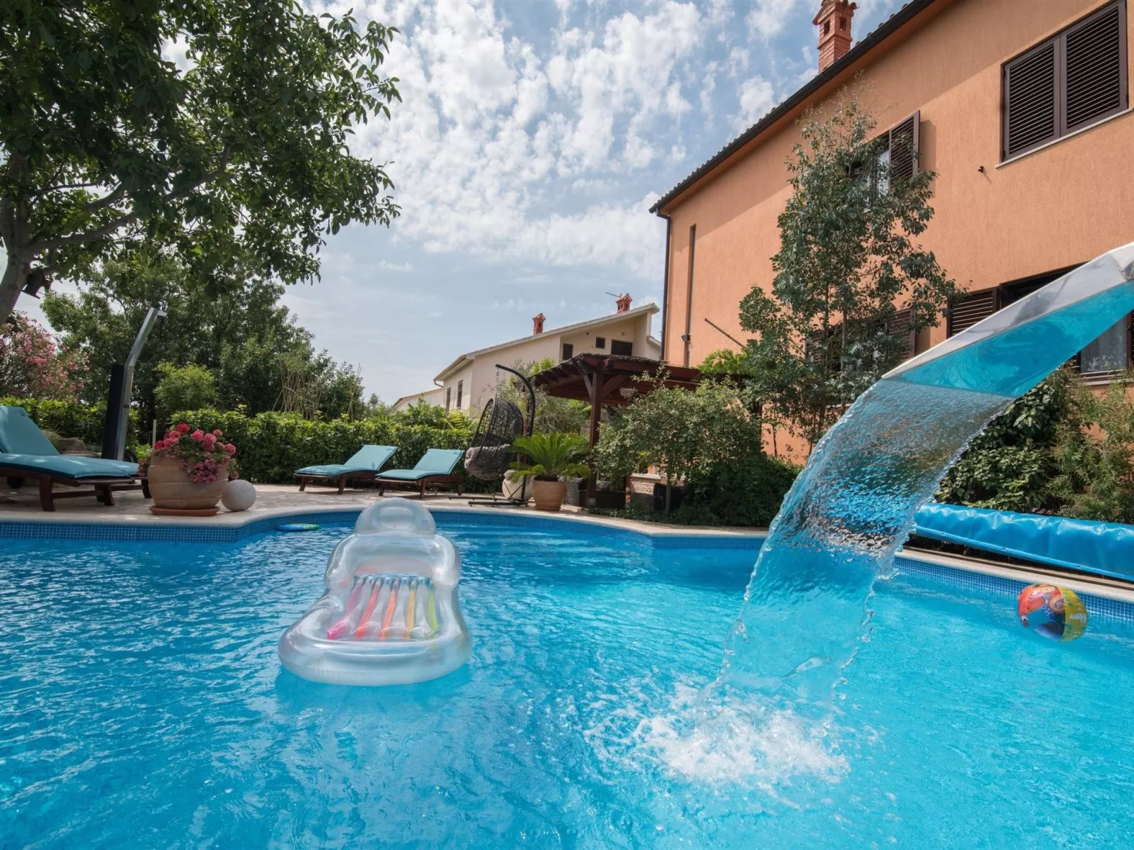 Elegantes Familienappartement mit privatem Pool