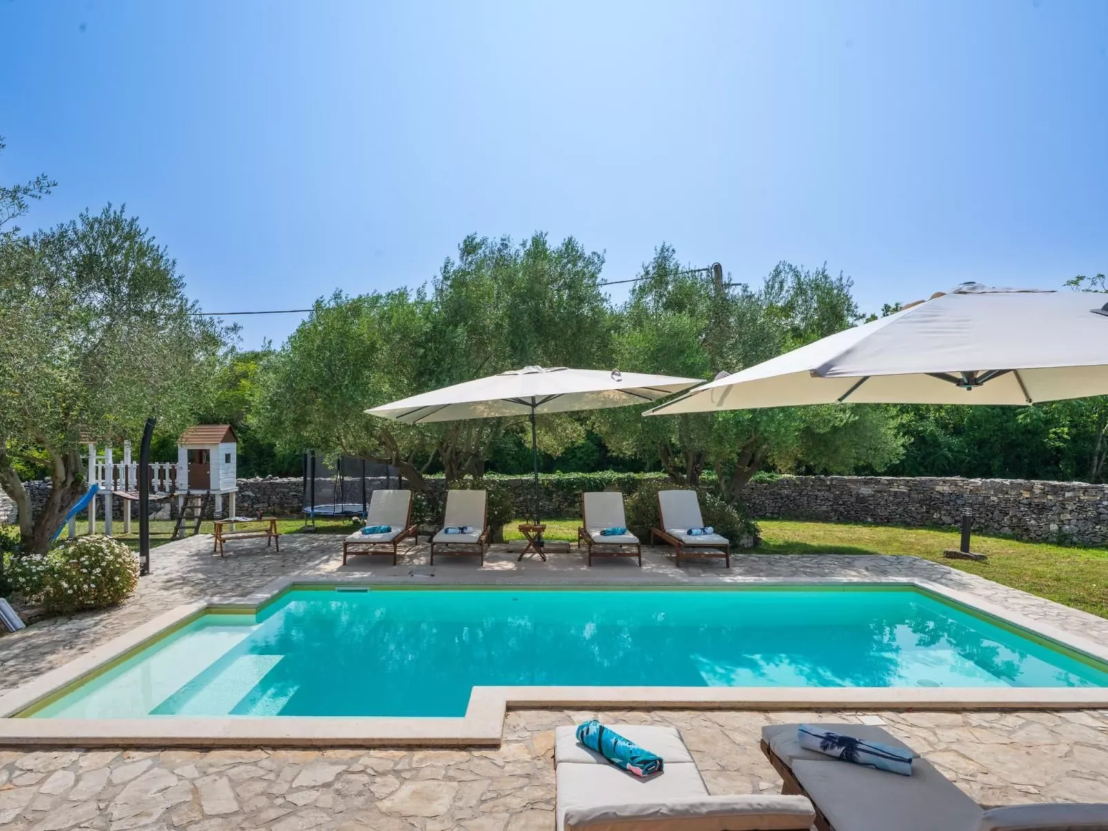 Villa mit privatem Pool und großem Garten-Image-tags.info