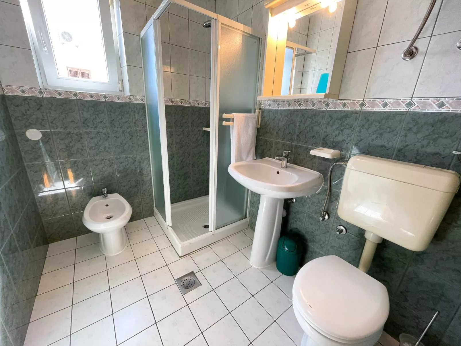 In Jadranovo mit Terrasse, gemeinschaftlichem Pool und Garten - Binnen