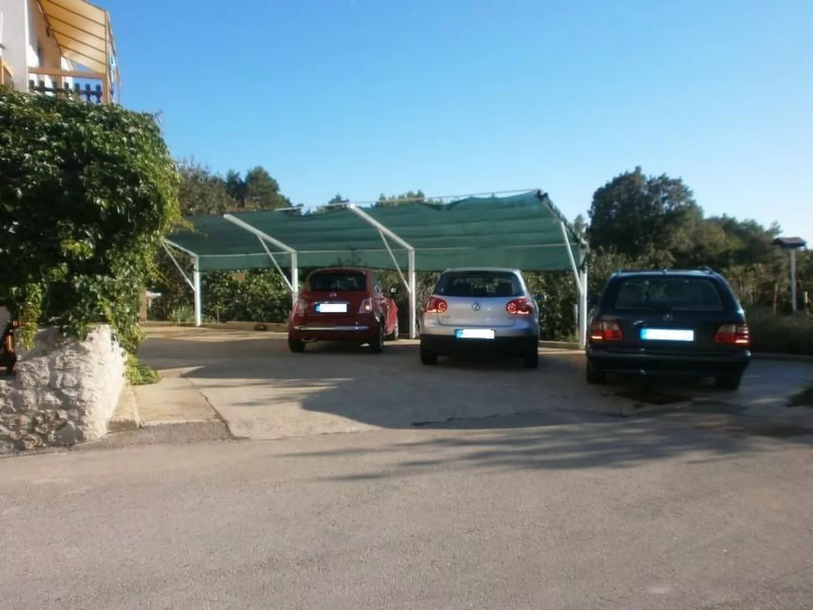 Apartment mit einem kleinen Wohn- und Essbereich und Schlafzimmer-Image-tags.info