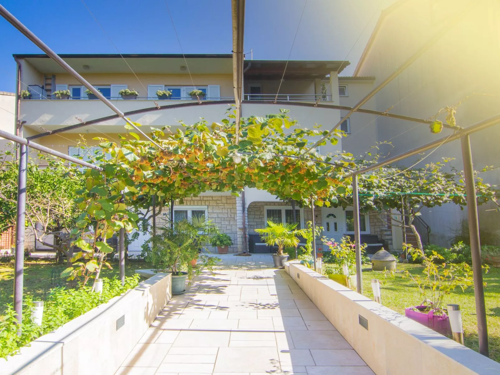 Gemütliche Wohnung mit Gartenblick-Buiten