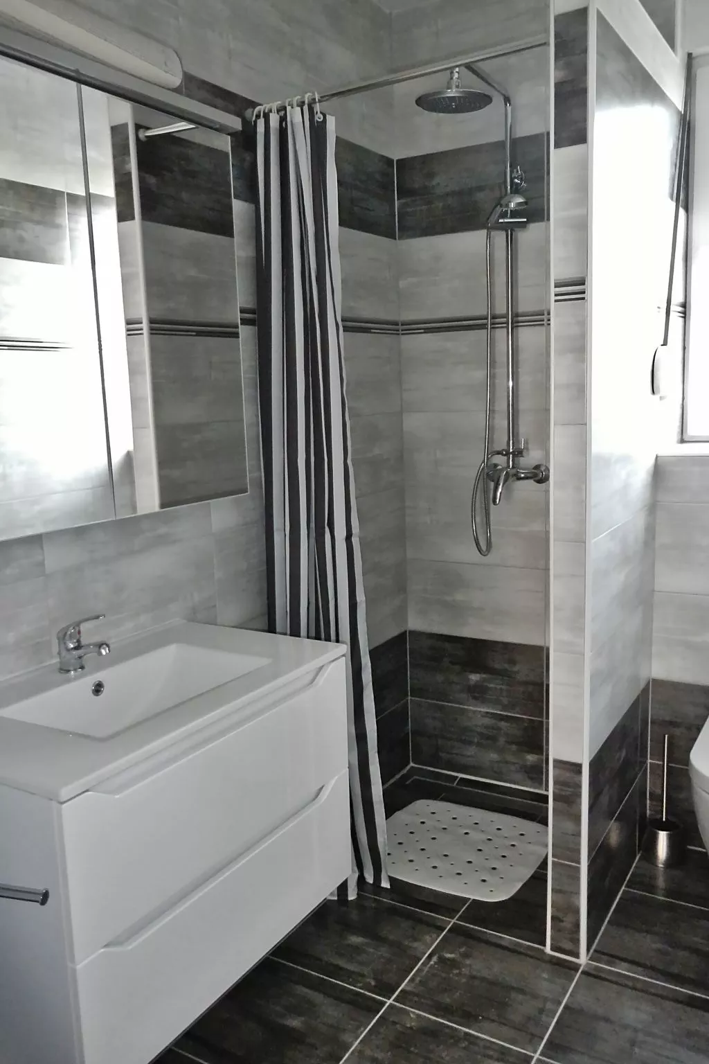 Erdgeschoss-Ferienwohnung mit Garten und Pool-Binnen