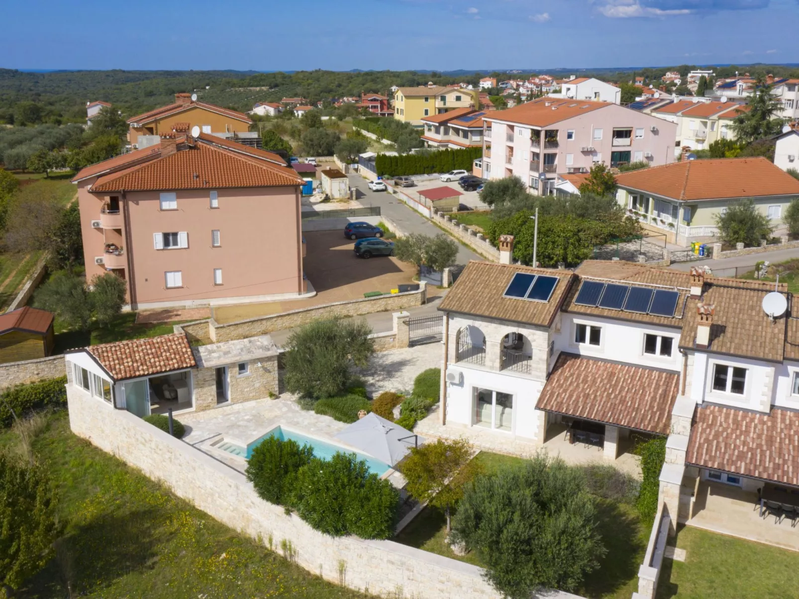 Villa Mason mit beheiztem Pool und Mini-Wellness-Buiten