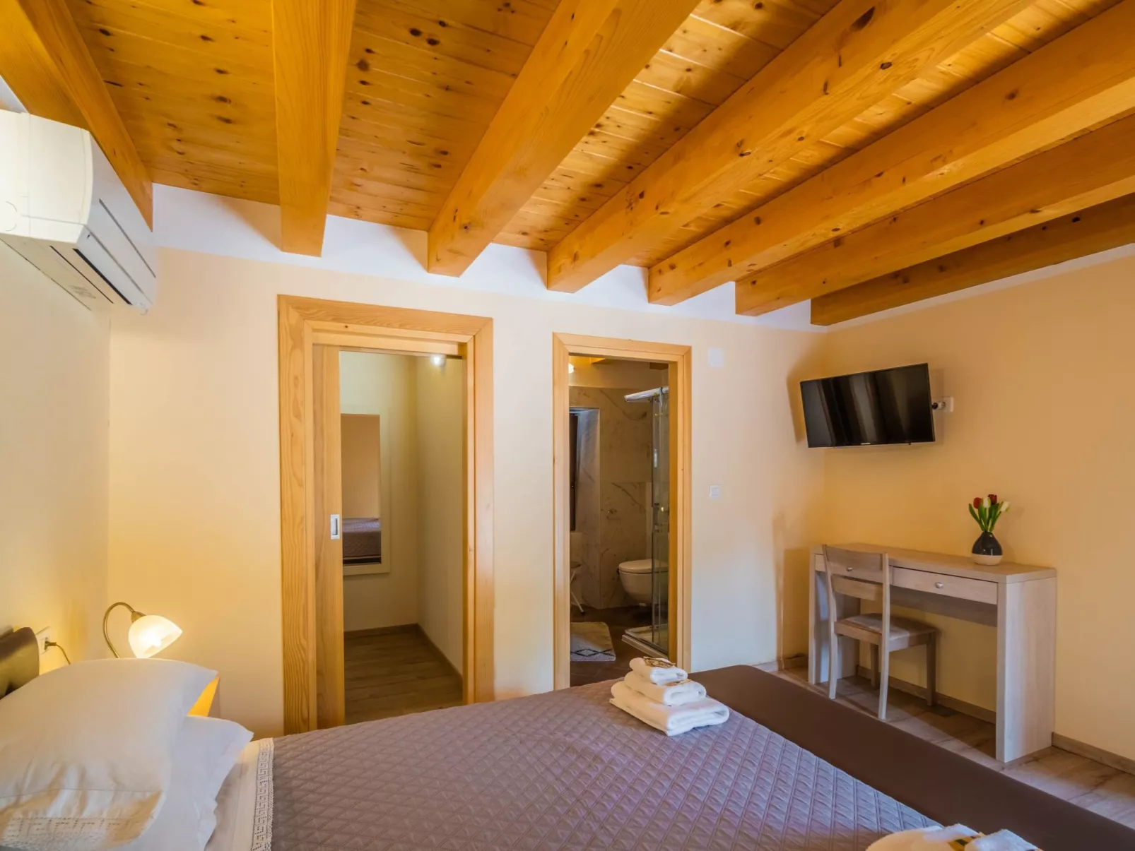 Luxuriöse Villa auf großem Privatgrundstück-Binnen