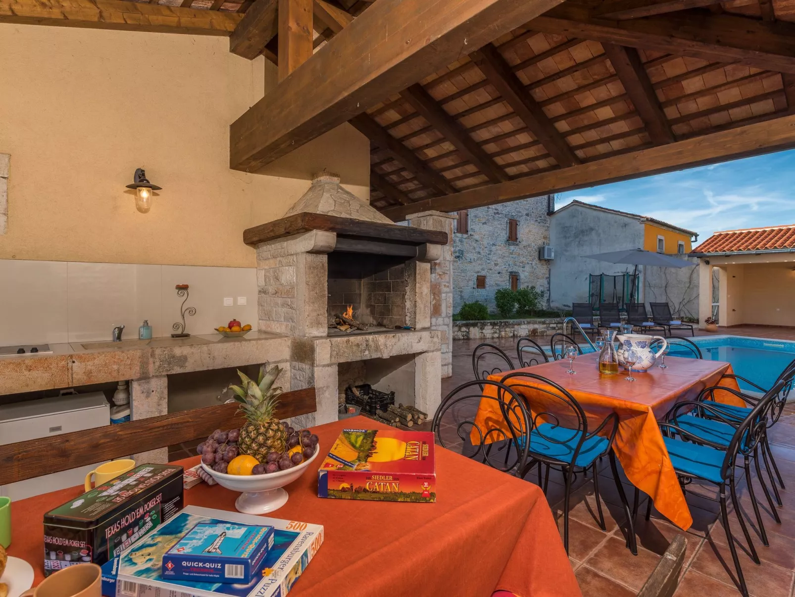 Gemütliches Ferienhaus in Peresiji mit Grill und Terrasse-Buiten