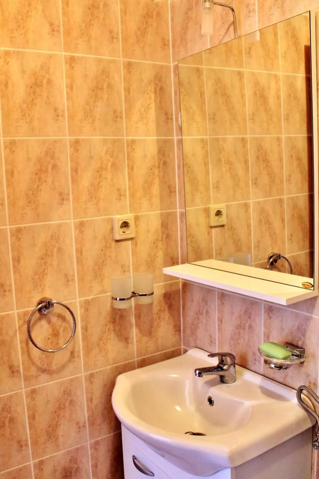 "Gubo2" mit Blick auf das Wasser-Binnen