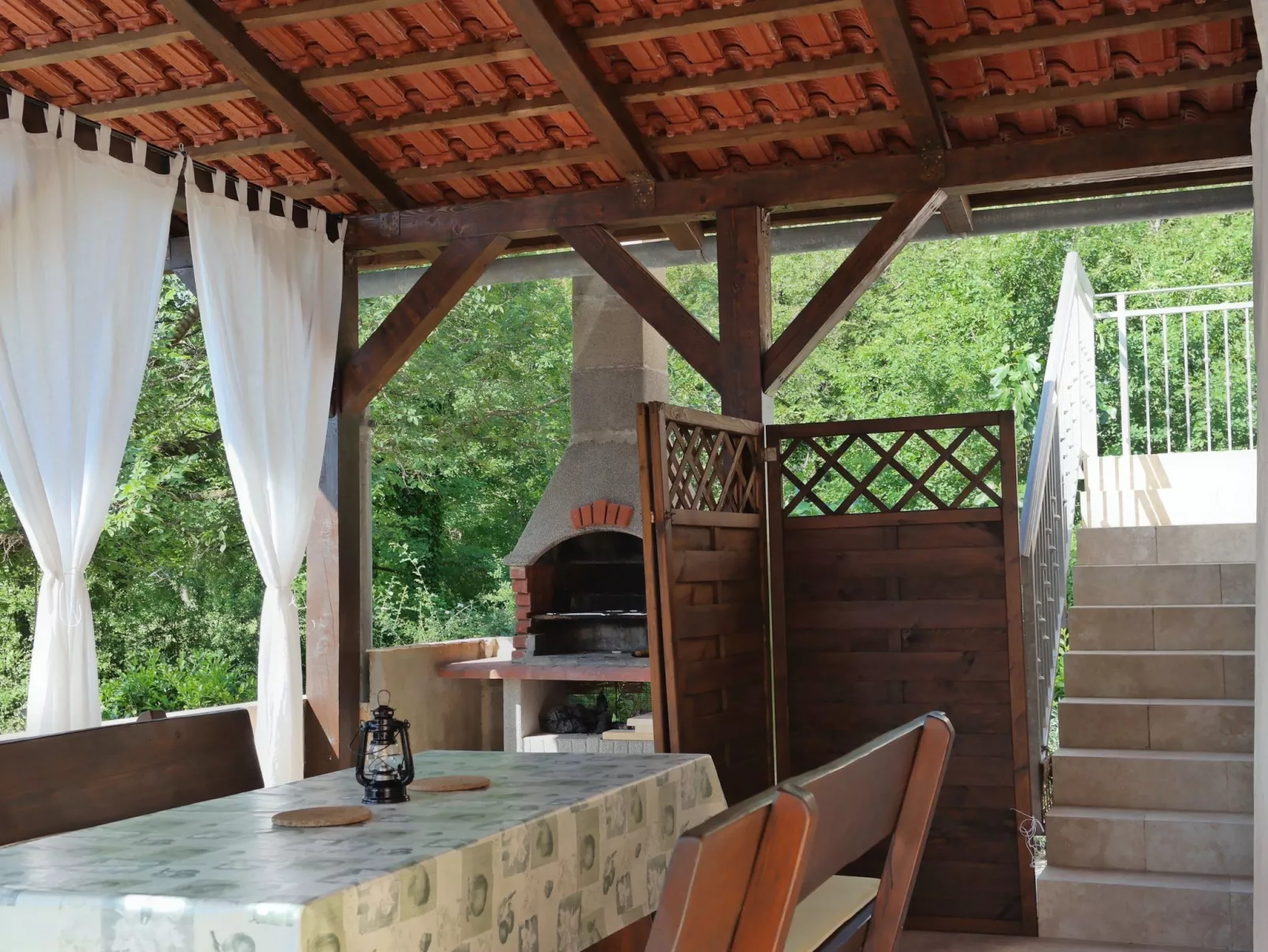 In Šilo mit Gemeinschaftspool-Buiten