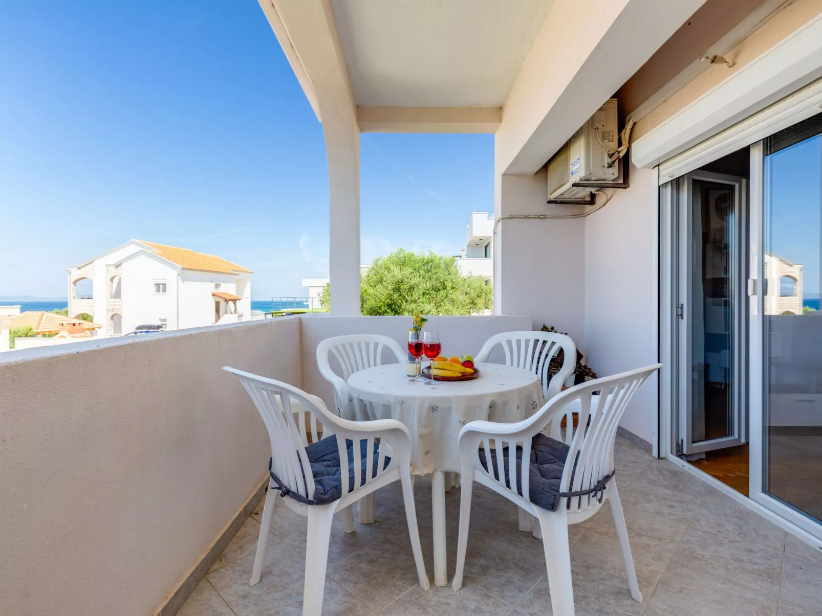 "Lenko 1" mit Blick auf das Wasser-Image-tags.info