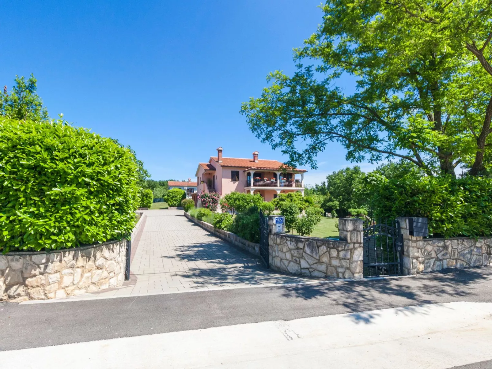 Vollständig freistehendes Haus mit schönem Garten-Image-tags.info