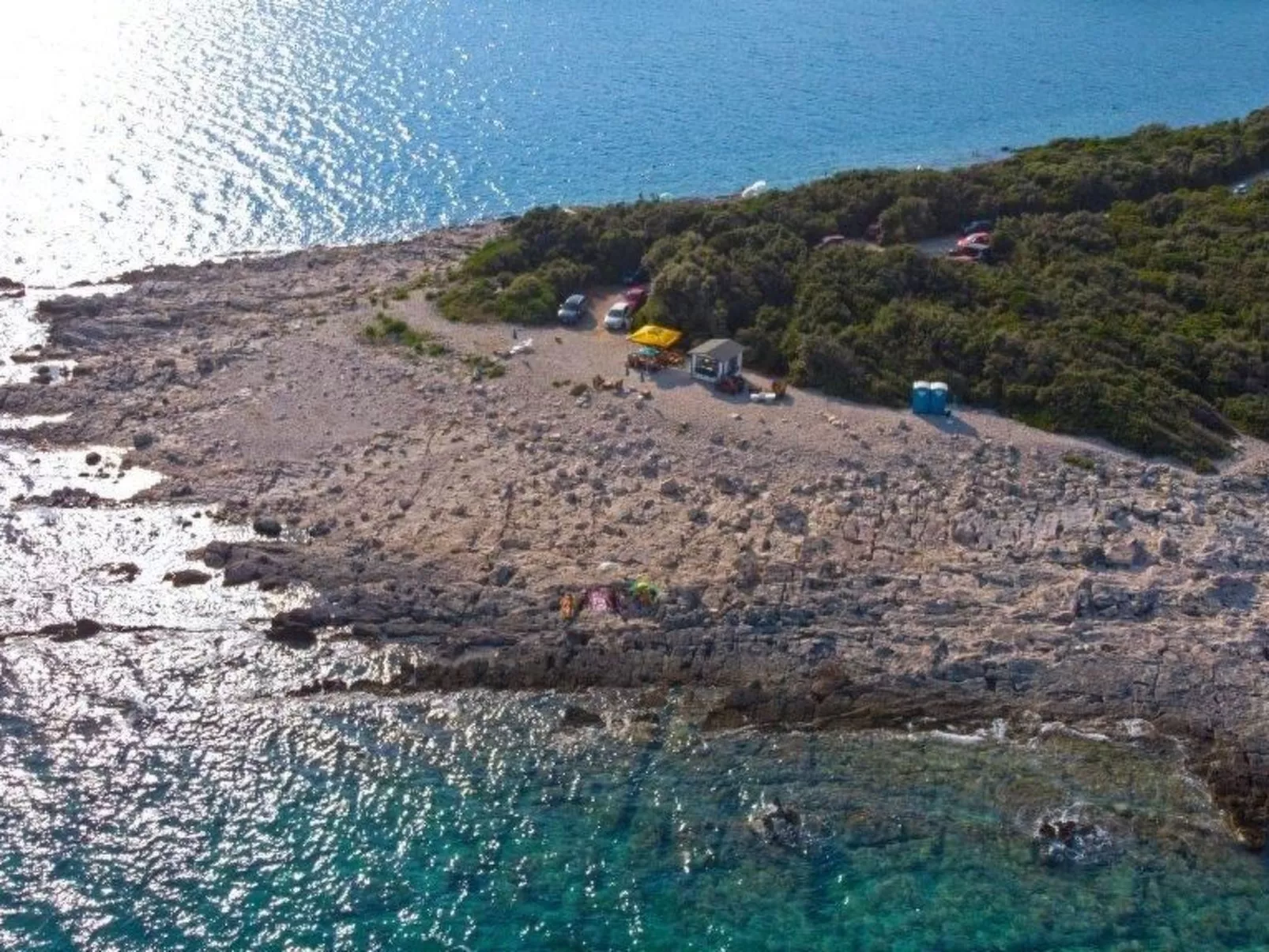 Mit privatem Schwimmbad-Buiten