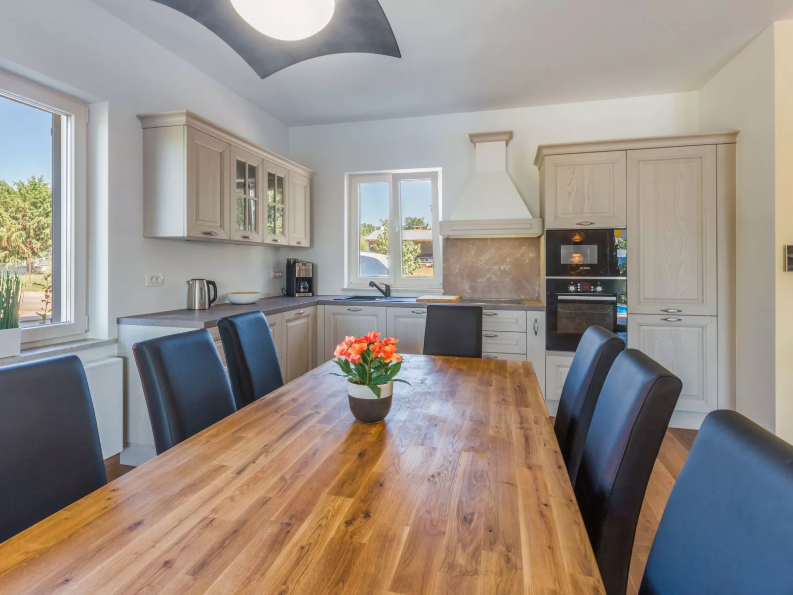 Tolles Ferienhaus in Deklići mit Privatem Pool-Binnen