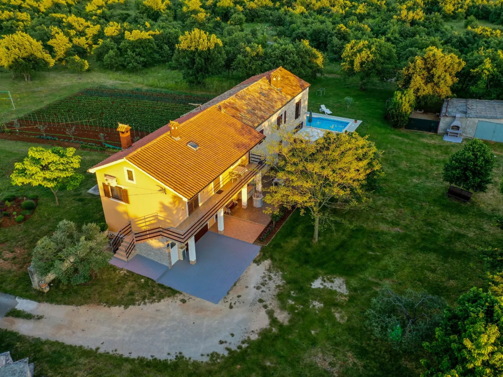 Schönes Haus mit großer grüner Umgebung, Pool-Image-tags.info