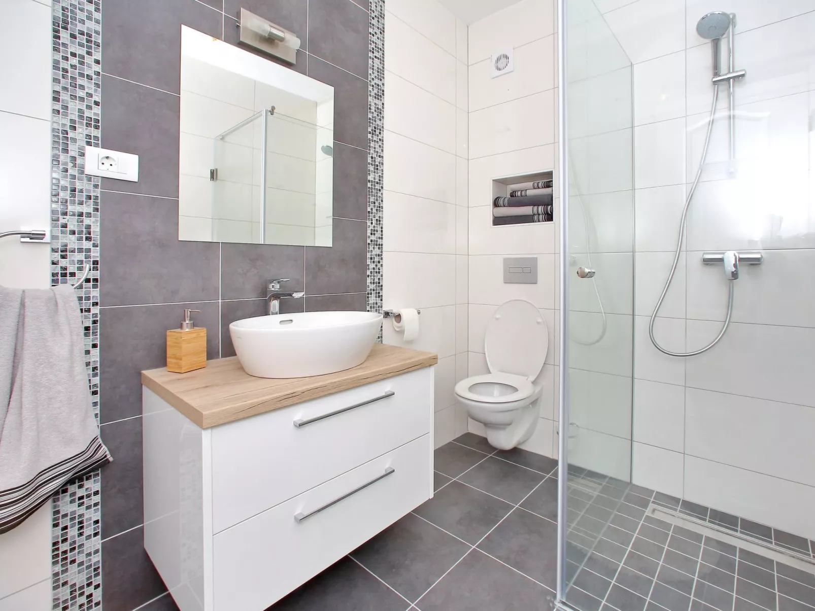 Große Wohnung in Bibinje mit Möblierter Terrasse-Binnen